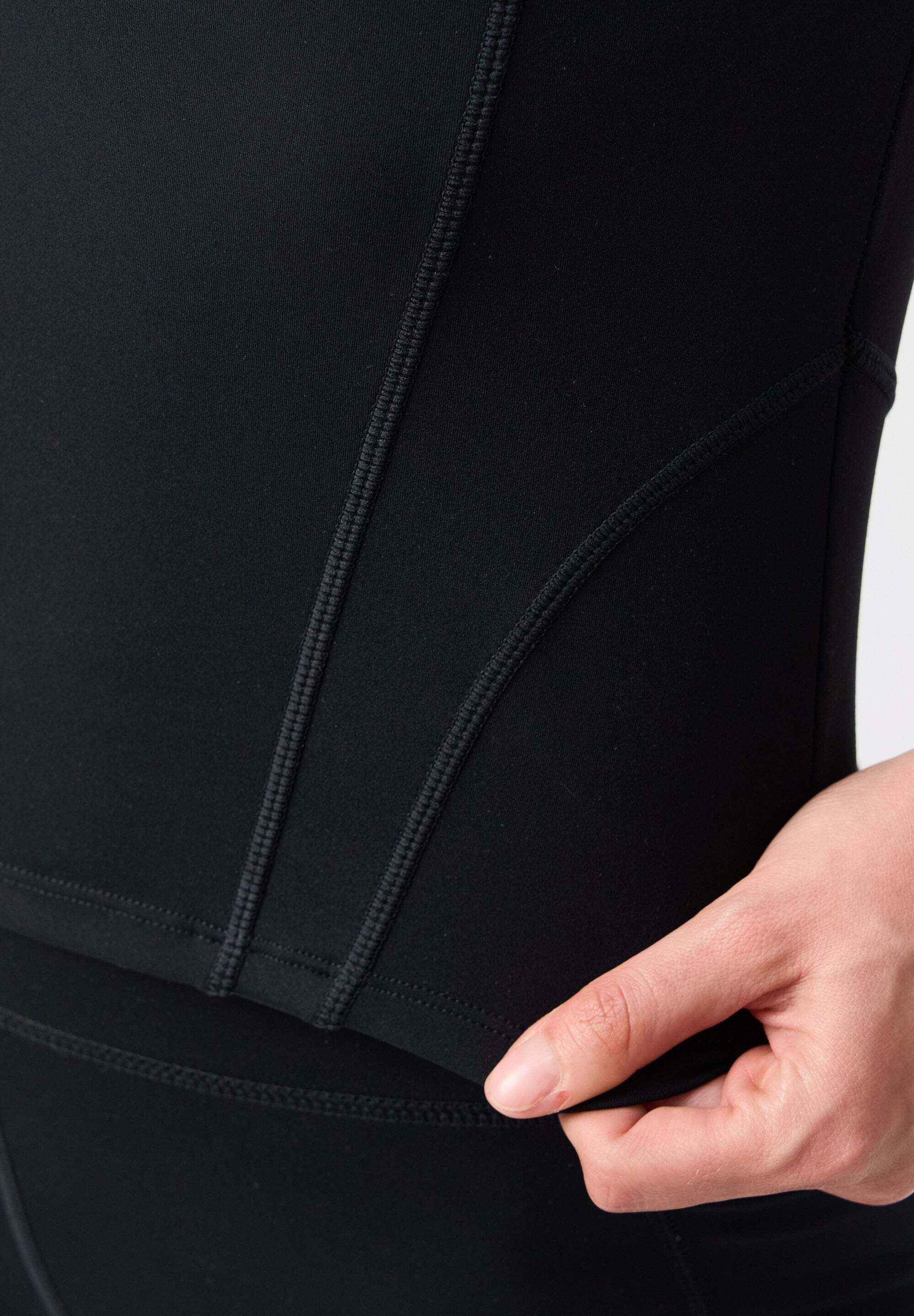 OCEANSAPART Sporttop Shania (0-tlg) mit femininem Ausschnitt und herausnehmbaren Cups