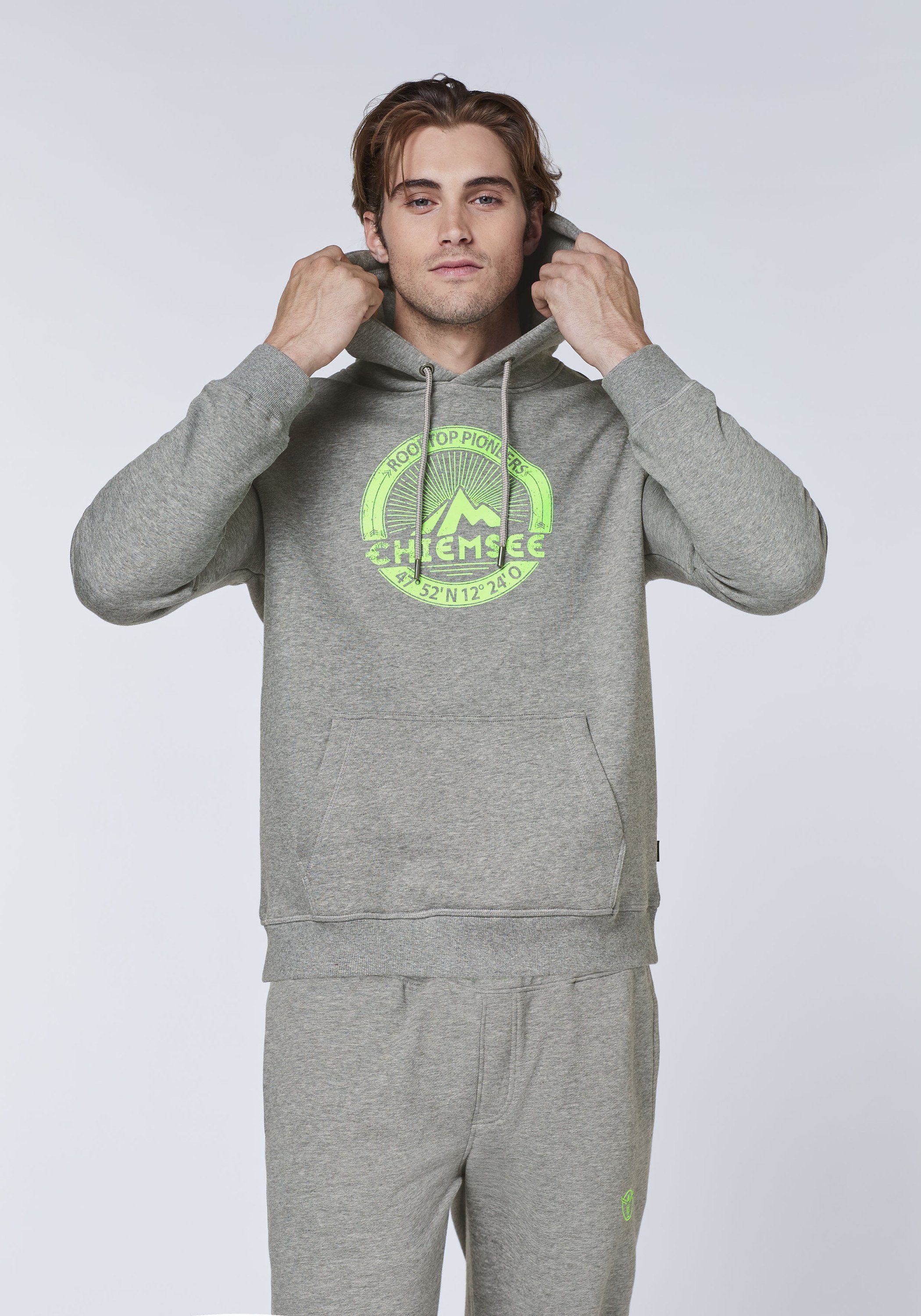 Chiemsee Kapuzensweatshirt Hoodie mit Label-Mountain-Motiv 1