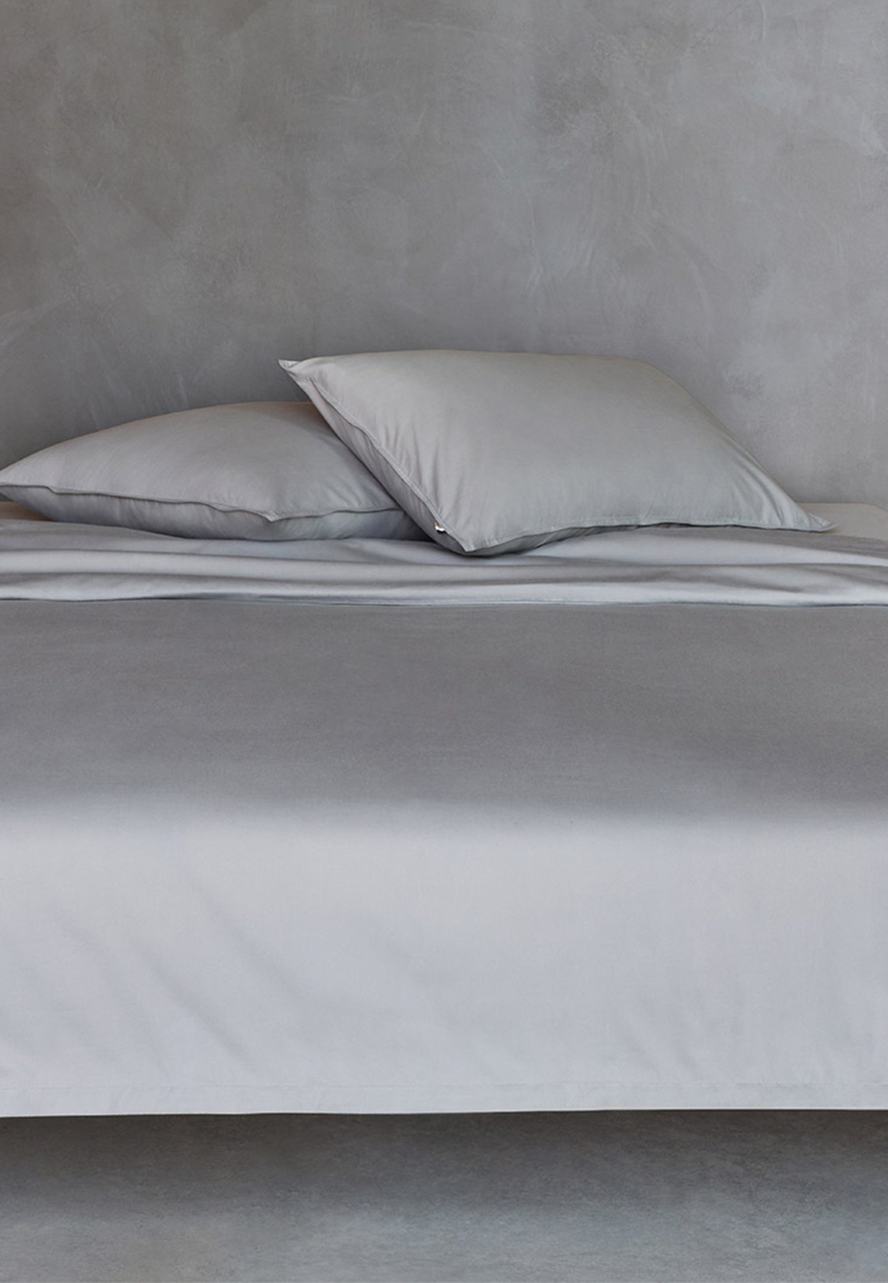 BOSS Home Bettwäsche BEBOSS, Satin, 2 teilig, ab 135x200 cm, mit Label-Applikationen, edles Peach-Finish, Premium
