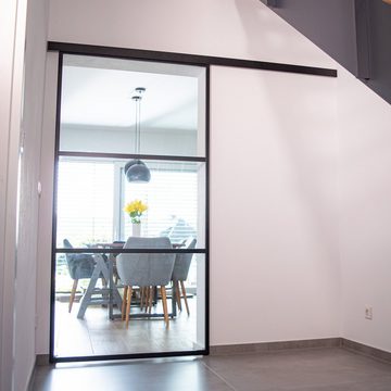 inova wohnen Glasschiebetür mit schwarzem Aluminium Rahmen und Dekorleisten, 75,5 x 203,5 cm, Lofttür