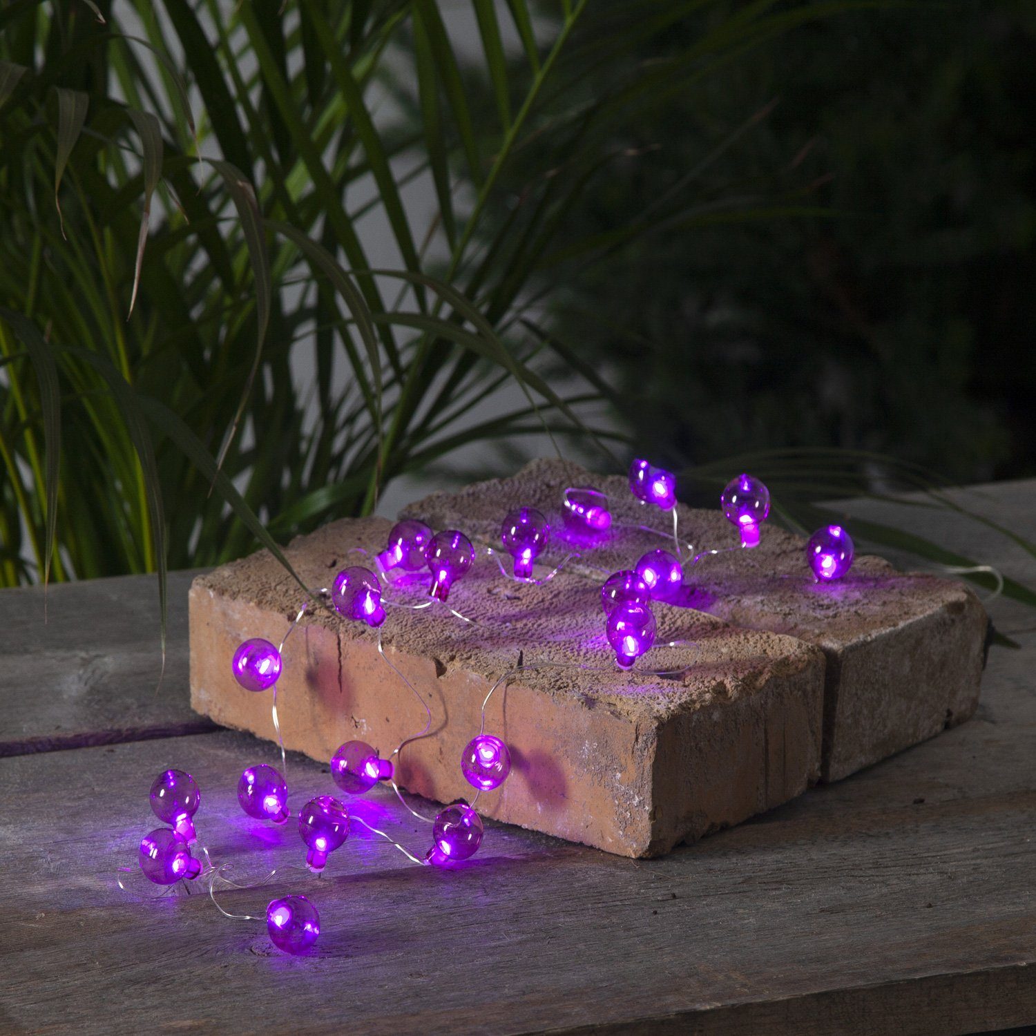 LED Lichterkette 'Purple' mit 20 Baumwollkugeln mit Timer und Dimmer 