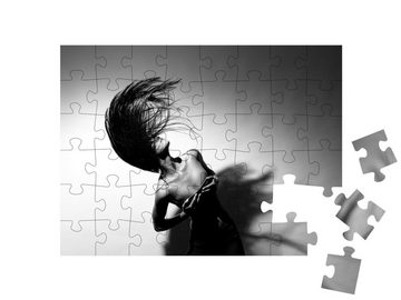 puzzleYOU Puzzle Wunderschöne fliegende Haarmähne, 48 Puzzleteile, puzzleYOU-Kollektionen Fotokunst
