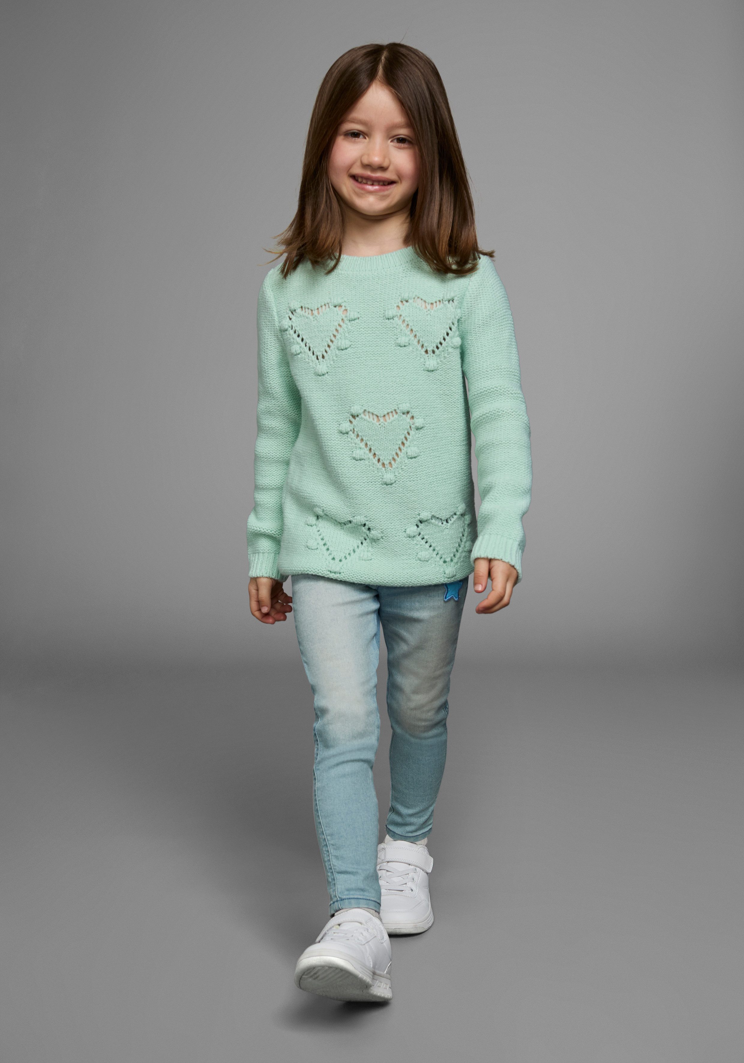 KIDSWORLD Strickpullover Pulli für kleine Mädchen gestricktem Herzchenmuster