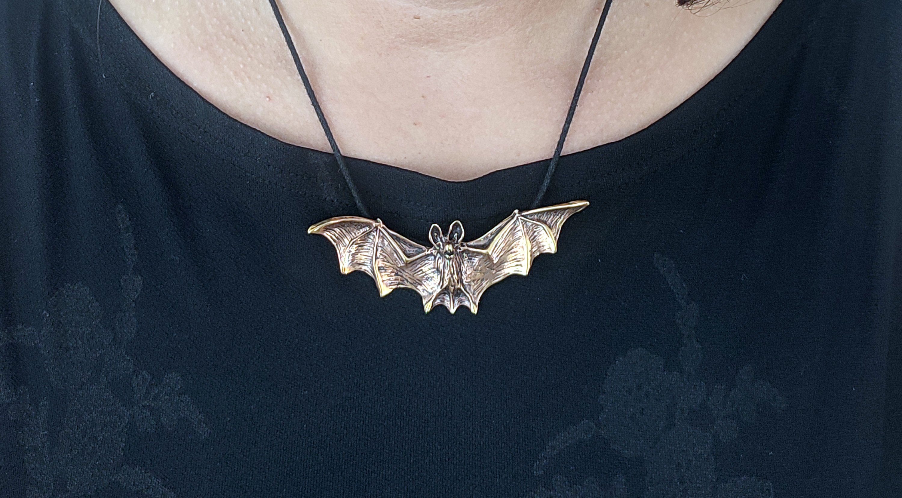 of großer LARP plastischer Bronze Gothic Fledermaus Kiss Anhänger Leather Bat Vampir Kettenanhänger