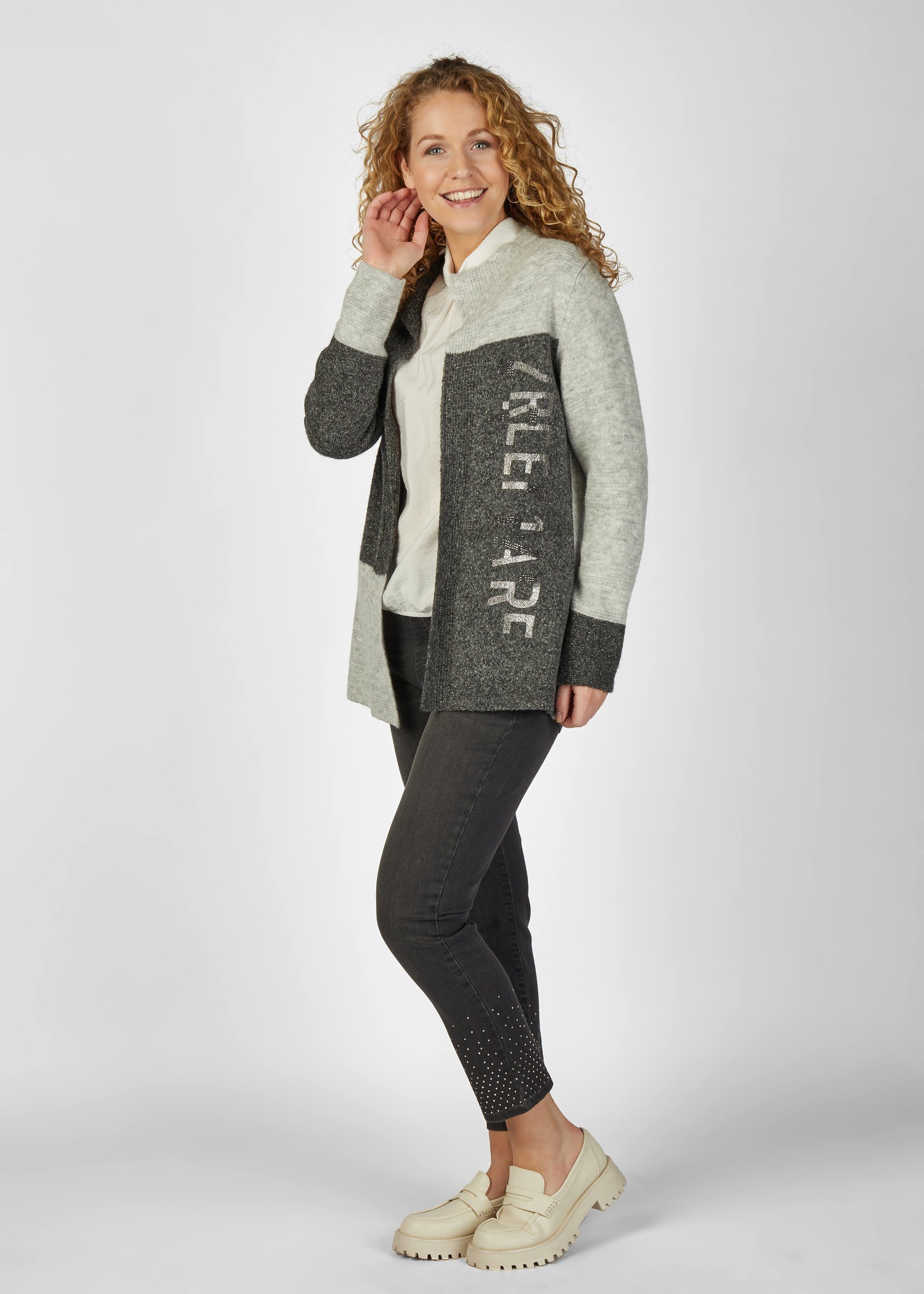 Rabe Strickjacke mit Muster kontrastfarbenen