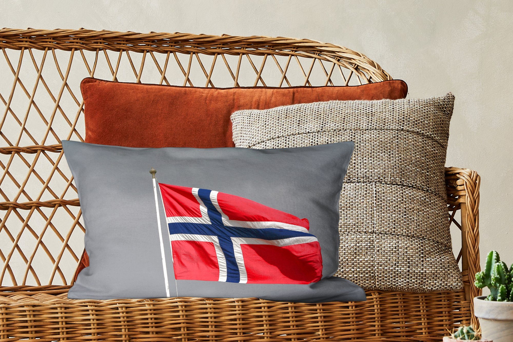 Dekokissen Flagge Füllung, vor Schlafzimmer grauen, mit Dekokissen MuchoWow regnerischen weht einem Himmel, norwegische Dekoration, Wohzimmer Die Zierkissen,