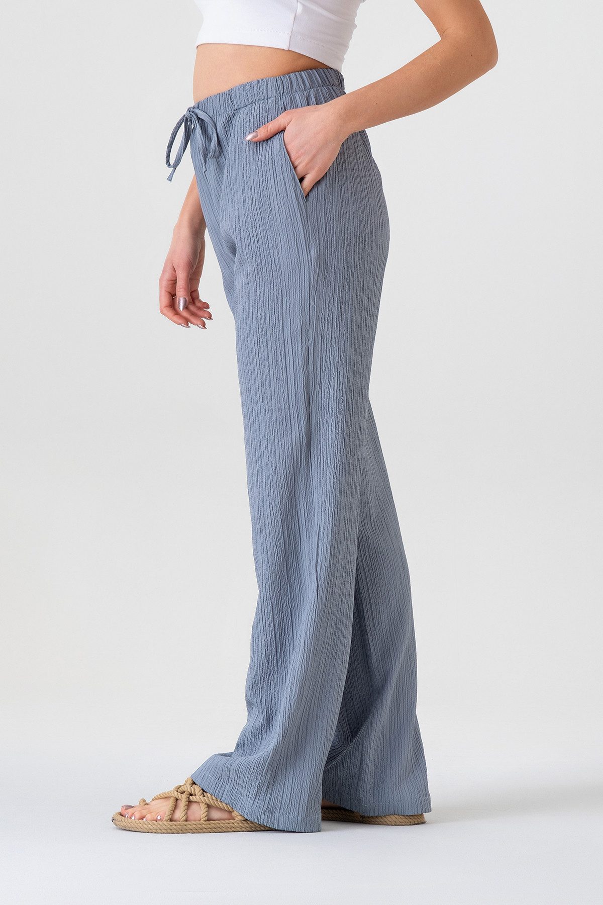 fashionshowcase Palazzohose Damen Sommerhose Crinkle Marlene-Hose mit weitem Bein Weiches & luftiges Material, leicht fallend, mit Crinkle-Struktur – Bild 4 von 5