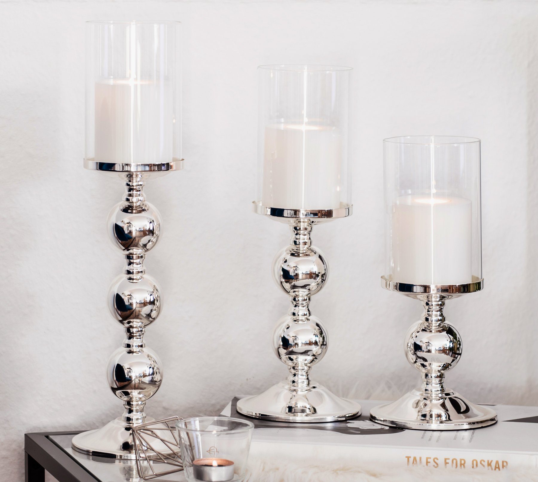 EDZARD Kerzenständer Bamboo, Kerzenleuchter für und mit Höhe Kerzenhalter und versilbert Stumpenkerzen, cm anlaufgeschützt, Glas-Aufsatz 28,5 Silber-Optik