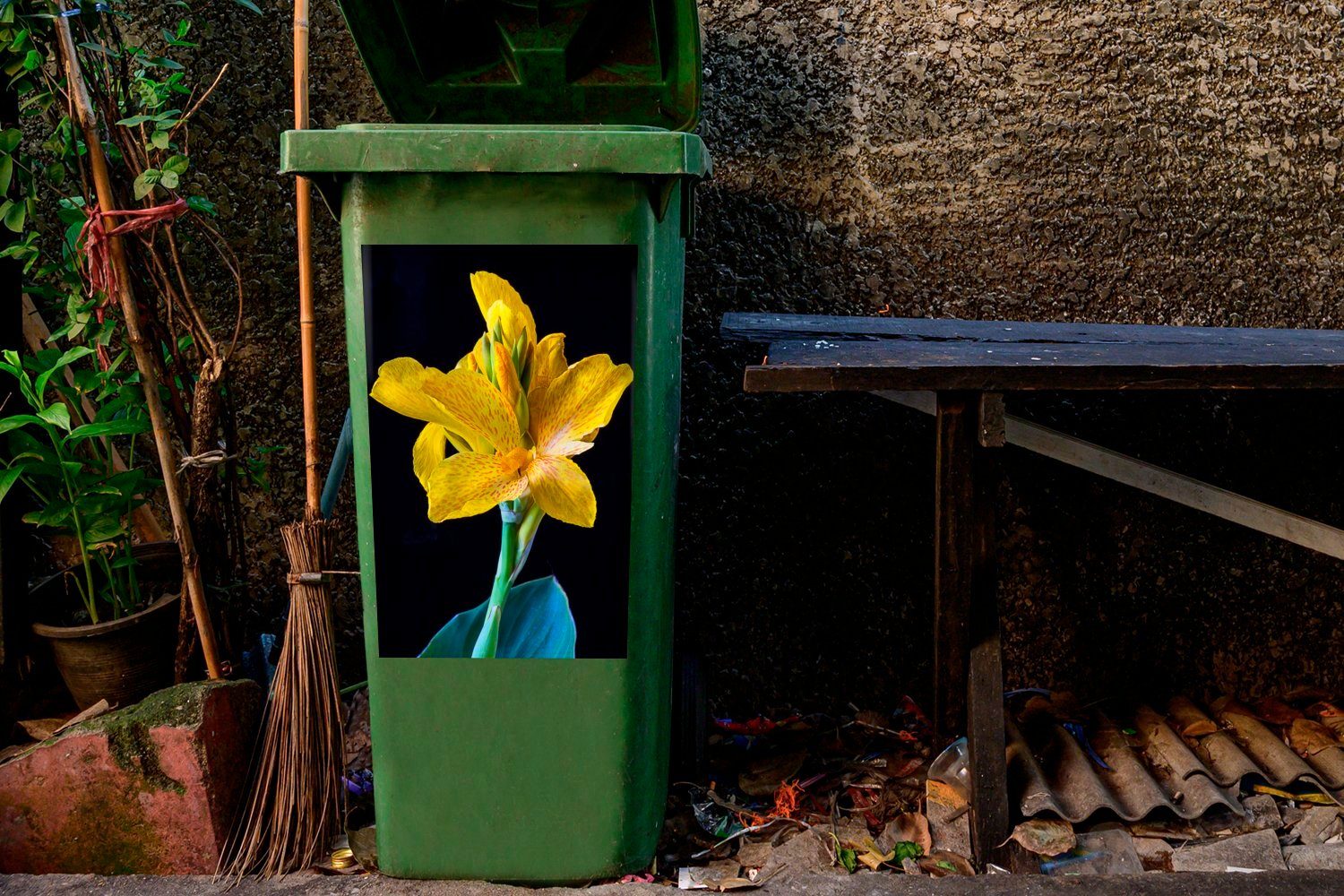 MuchoWow Wandsticker Porträt Mülltonne, (1 Container, und Sticker, Mülleimer-aufkleber, gelben blauen St), Abfalbehälter Canna-Blüte einer