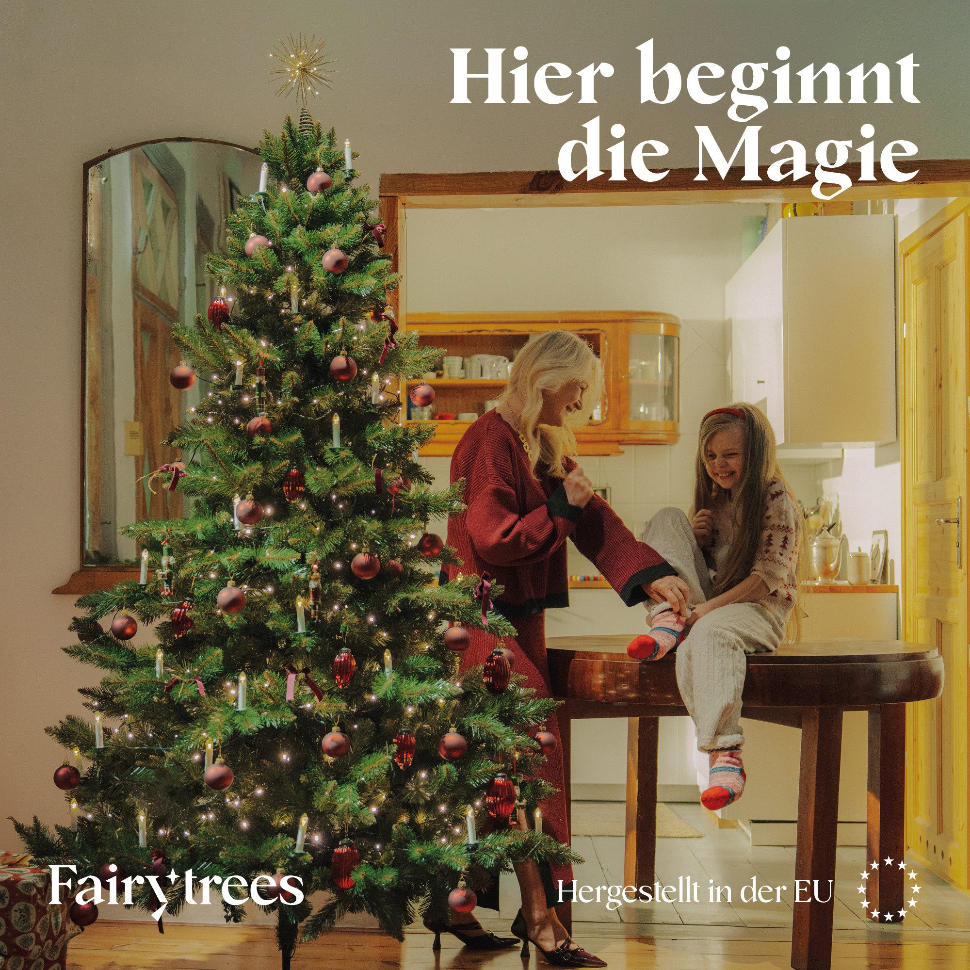 Fairytrees Künstlicher Weihnachtsbaum FT14, Nordmanntanne, grüner Stamm, mit Echtholz Baumständer