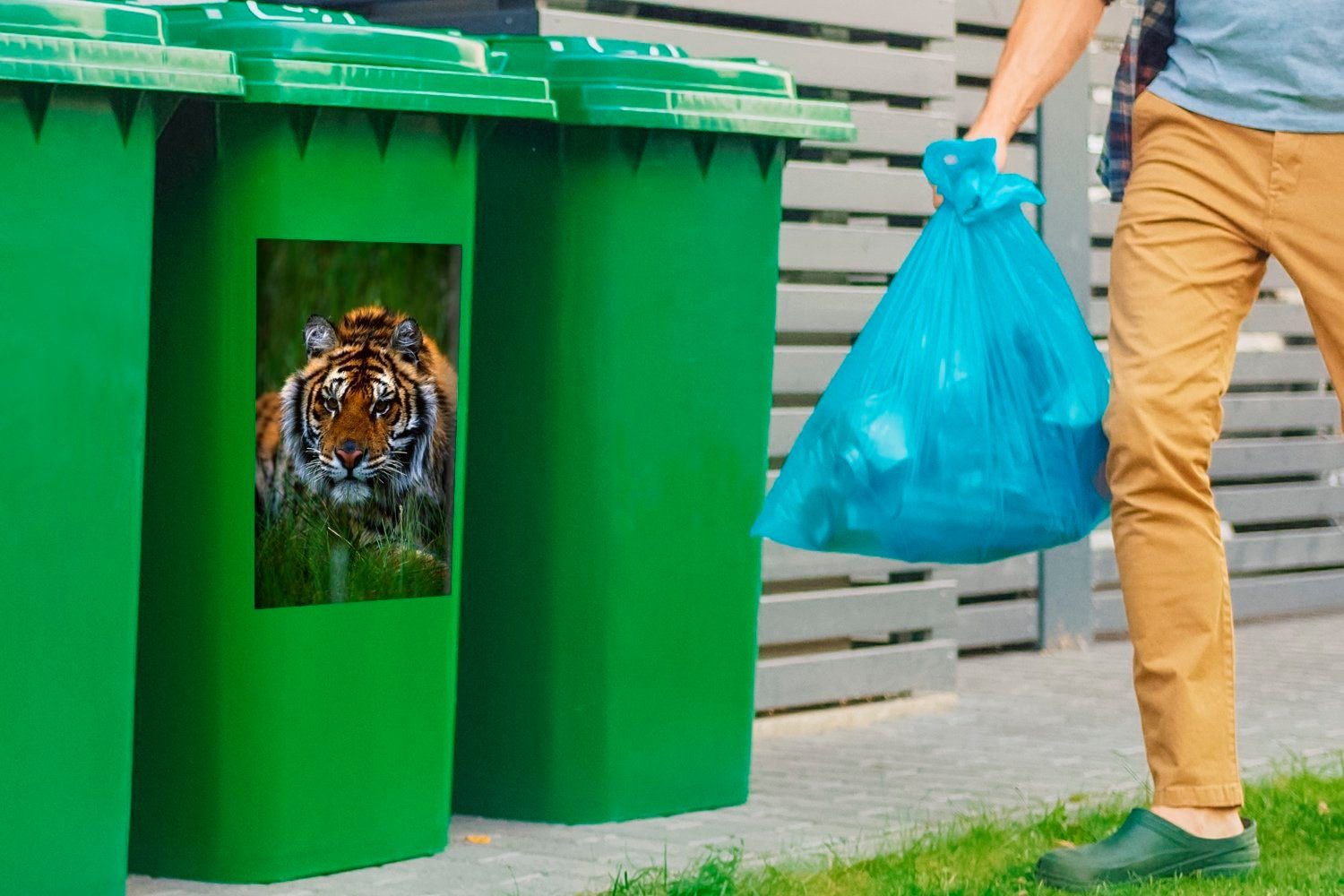 MuchoWow Wandsticker Sibirischer Tiger Mülleimer-aufkleber, Sticker, Mülltonne, St), Gras versteckt Container, Abfalbehälter (1 im