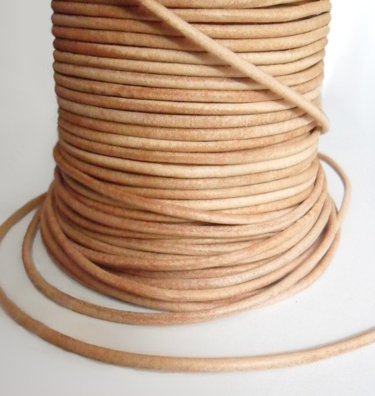 Auroris Bastelnaturmaterial 25m Rolle Lederband rund Durchmesser 2mm Farbe wählbar, Lederschnur Lederriemen