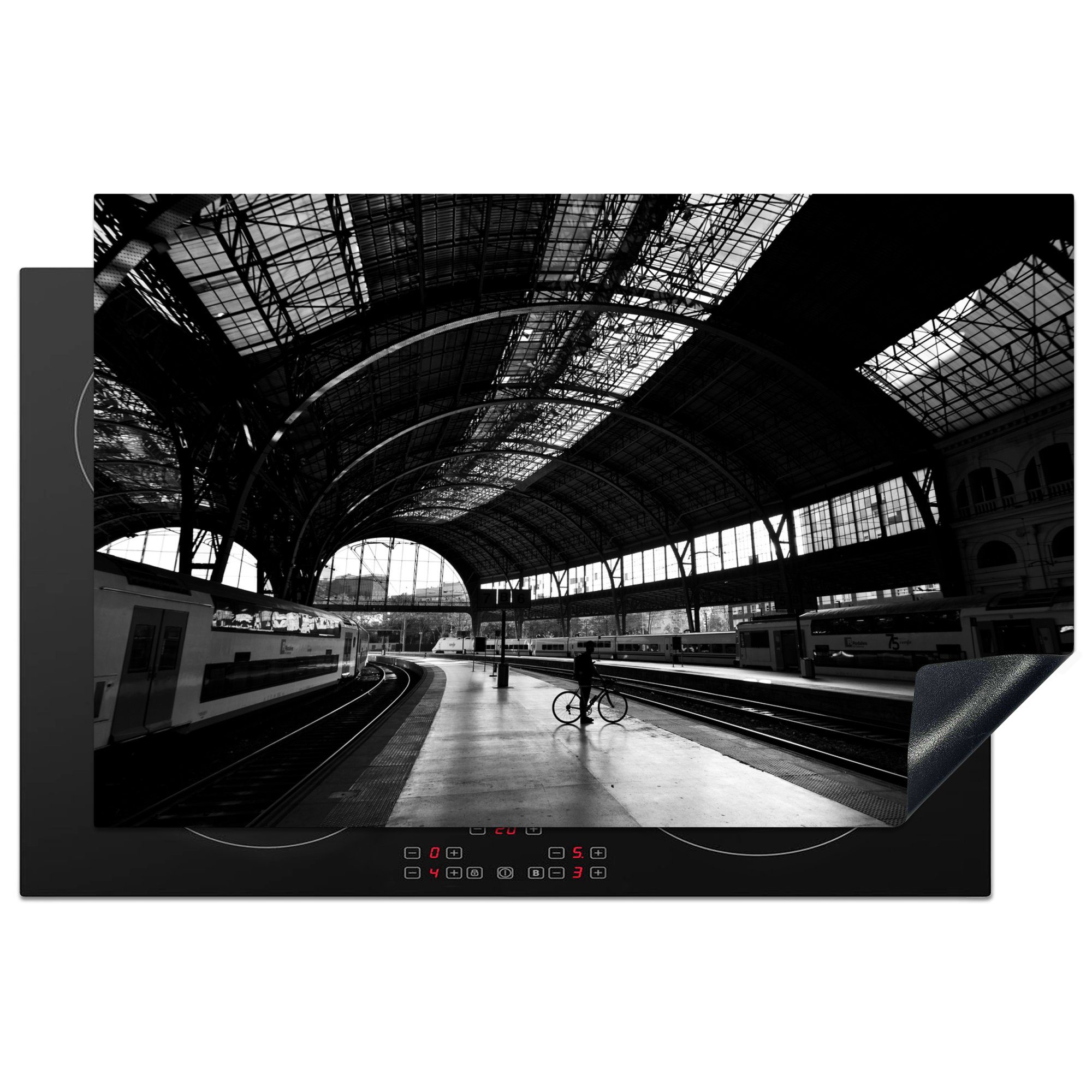 MuchoWow Herdblende-/Abdeckplatte Schwarz-Weiß-Fotografie eines Bahnhofs in Barcelona, Vinyl, (1 tlg), 81x52 cm, Induktionskochfeld Schutz für die küche, Ceranfeldabdeckung