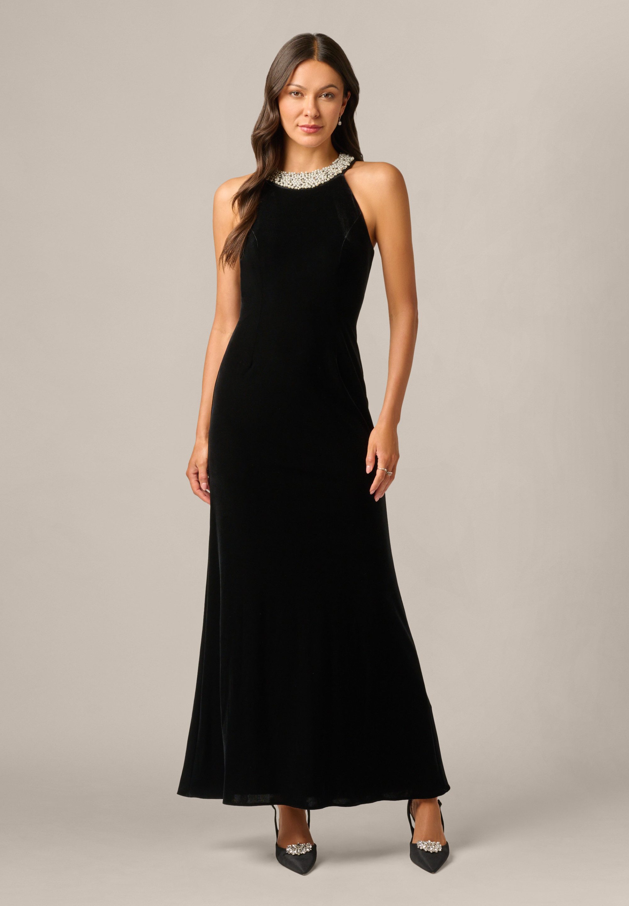 Adrianna Papell Abendkleid Beaded Halter Velvet Gown Ein klassisches Abendkleid aus Samt im Vintage-Glamour-Stil