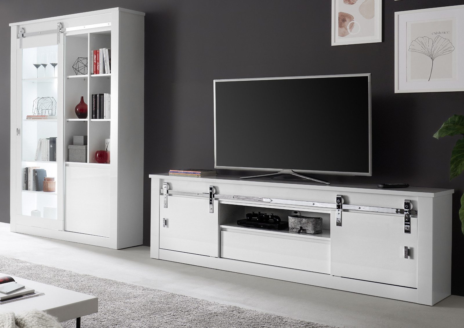 Furn.Design Wohnwand Miami, (Set großer Vitrinenschrank und XXl Lowboard in Weiß Hochglanz mit Chrom, ca. 249 x 201 cm), Soft-Close und Schiebetüren mit Scheunentor-Technik