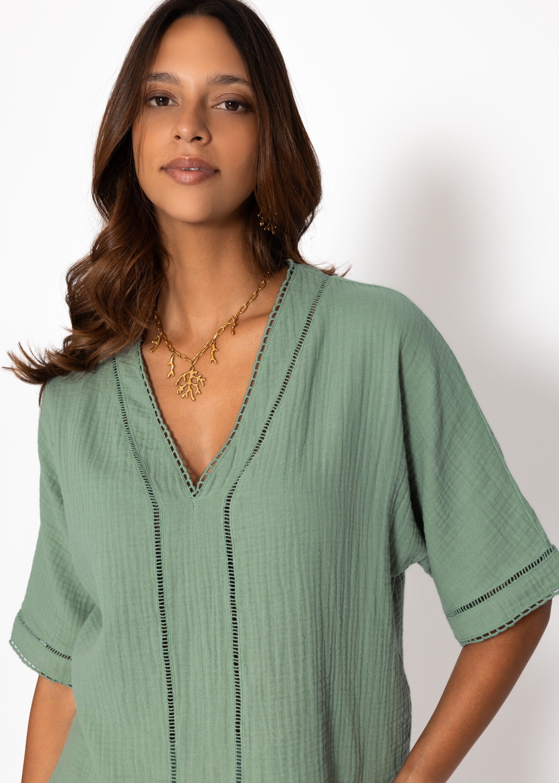 SASSYCLASSY Langarmbluse Musselinbluse mit Spitzeneinsatz für Damen Luftiges Shirt aus Baumwolle mit V-Ausschnitt Weiß Beige Flieder Grün