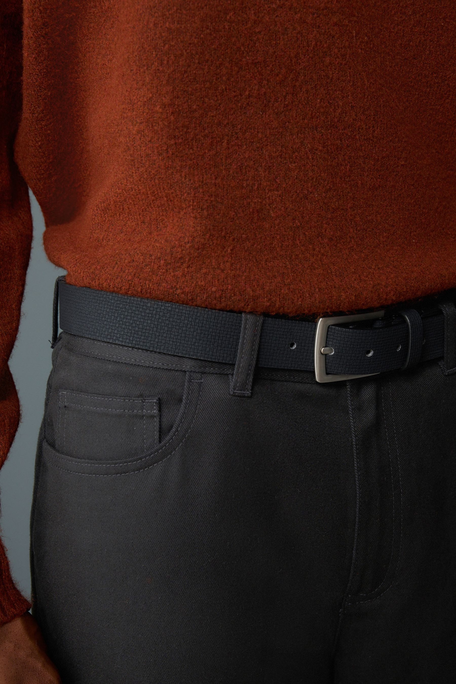 Next Chinohose Edle angeraute Straight Fit Chinohose mit Gürtel (1-tlg)