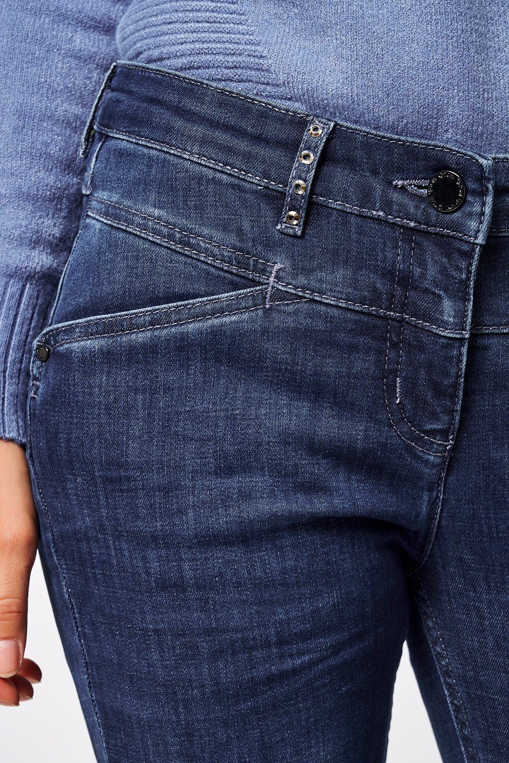 TONI Slim-fit-Jeans Perfect Shape mittelblau mit Hüftsattel - vorne 564