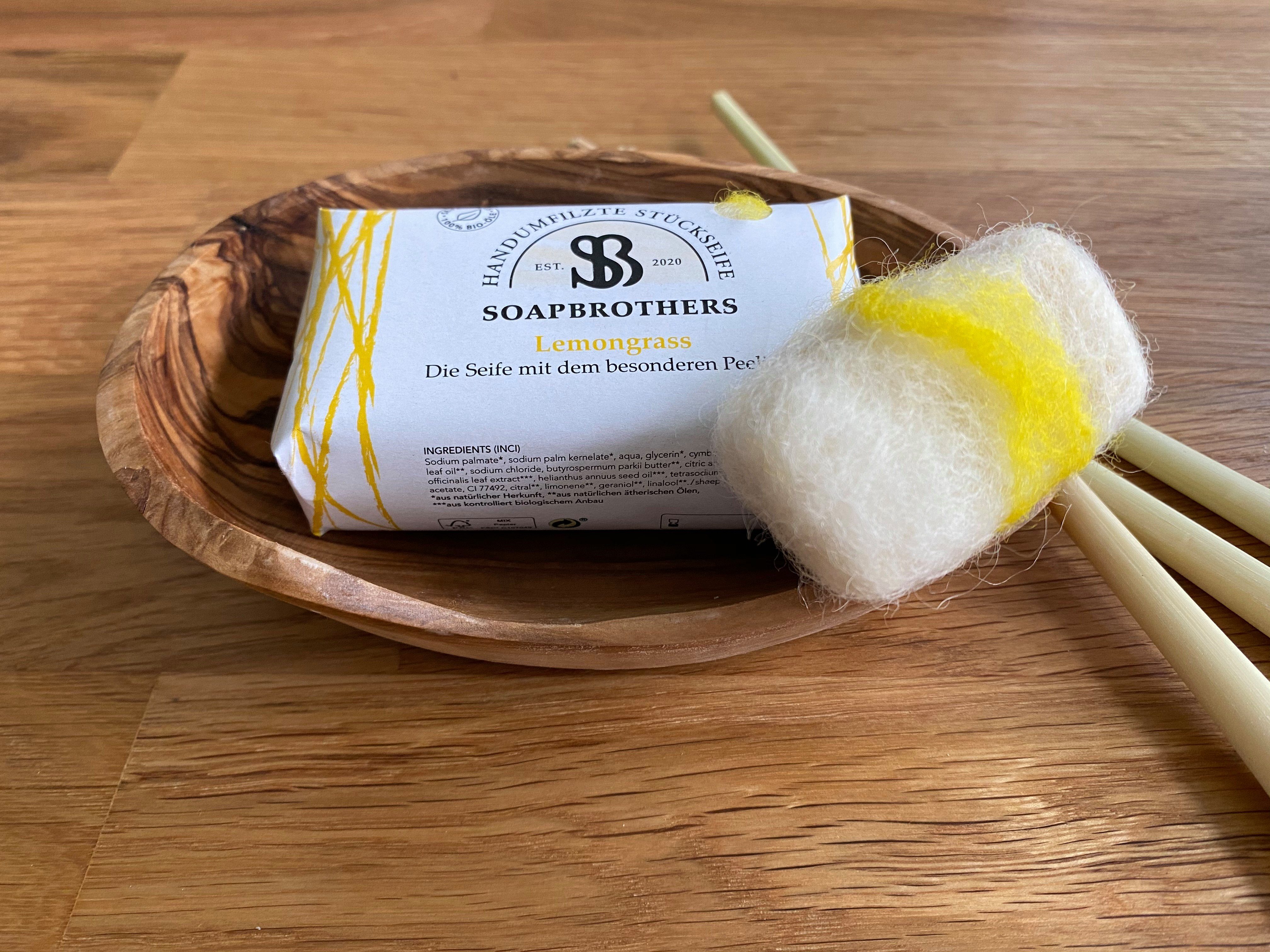 Soapbrothers Handseife Geschenkidee Filzmantel Lemongrass Bis 4-mal als - in - Seife - zu ergiebiger nachhaltiger Verpackung herkömmliche 100g, Stückseifen mit Naturkosmetik 1-tlg., Naturkosmetik Bio