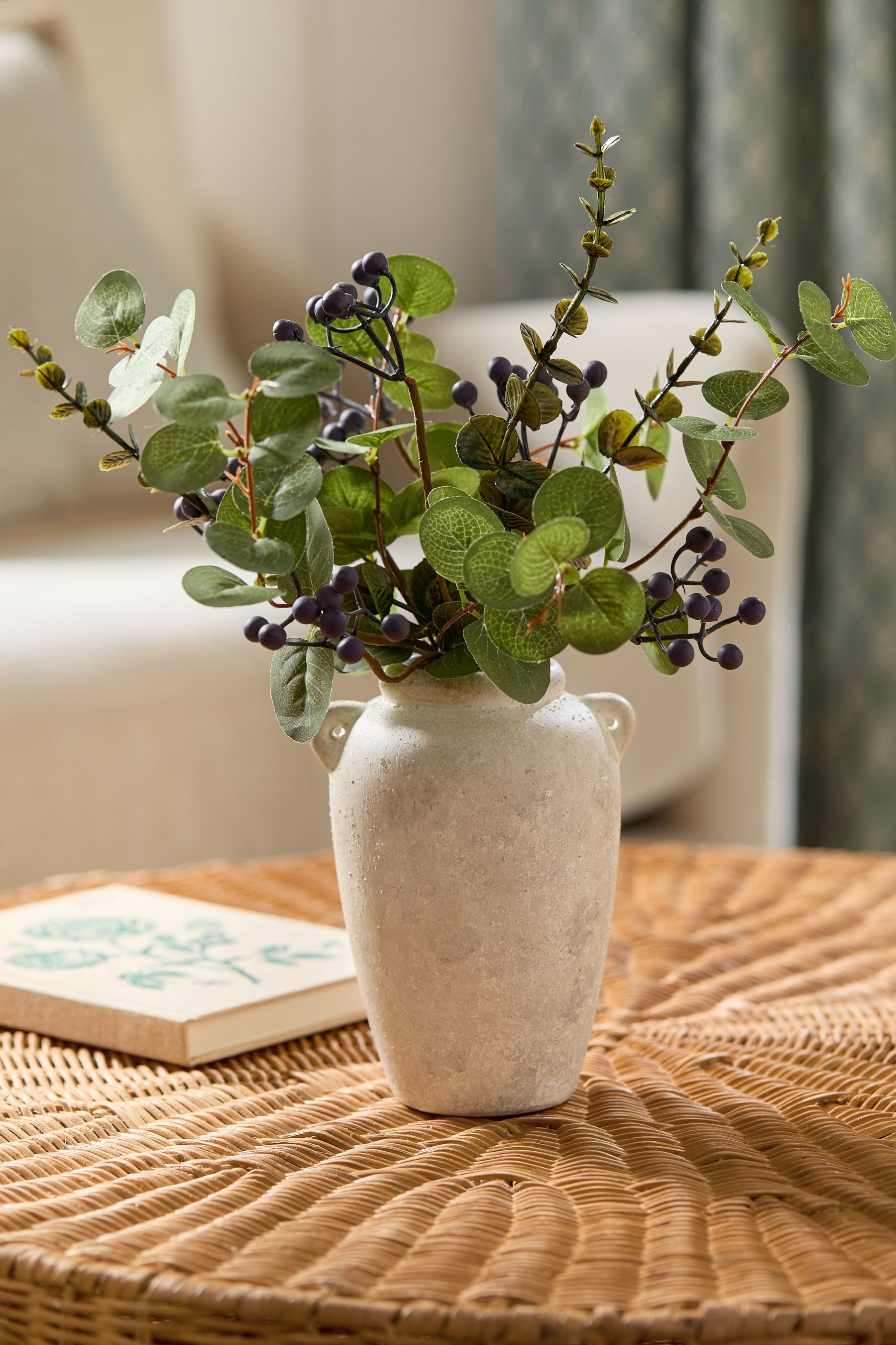 Kunstblume Winterliche Kunstblumen in Lydford Vase