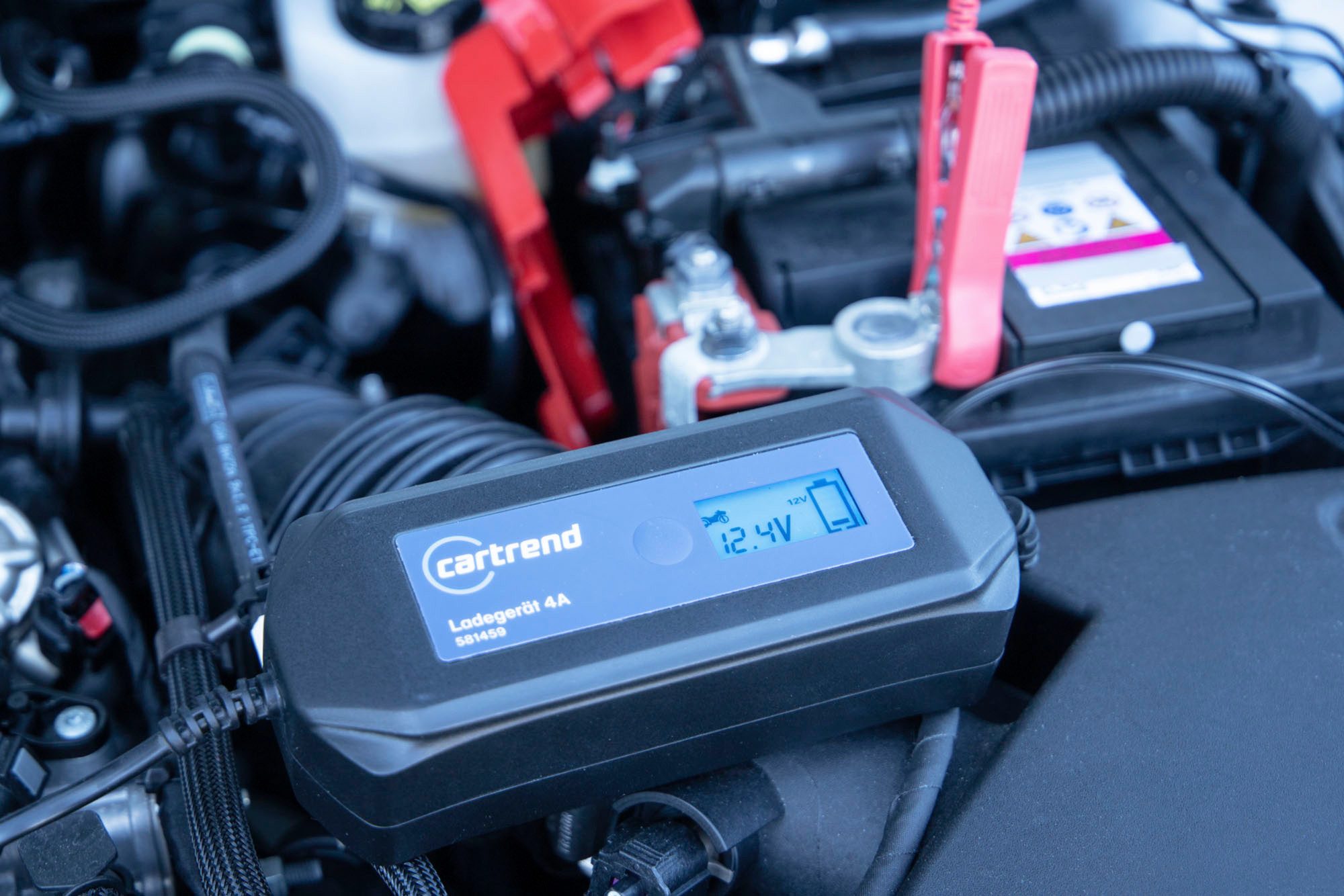 Cartrend DP4.1 battery charger with microprocessor technology 6V/12V, 4A car battery charger