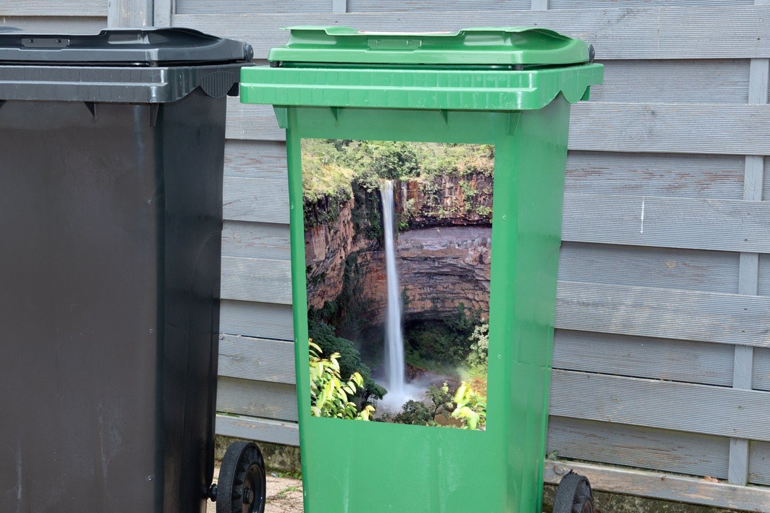 Wandsticker Mülleimer-aufkleber, Felsen Abfalbehälter Sticker, Container, bei Wasserfall MuchoWow (1 den Mülltonne, St),