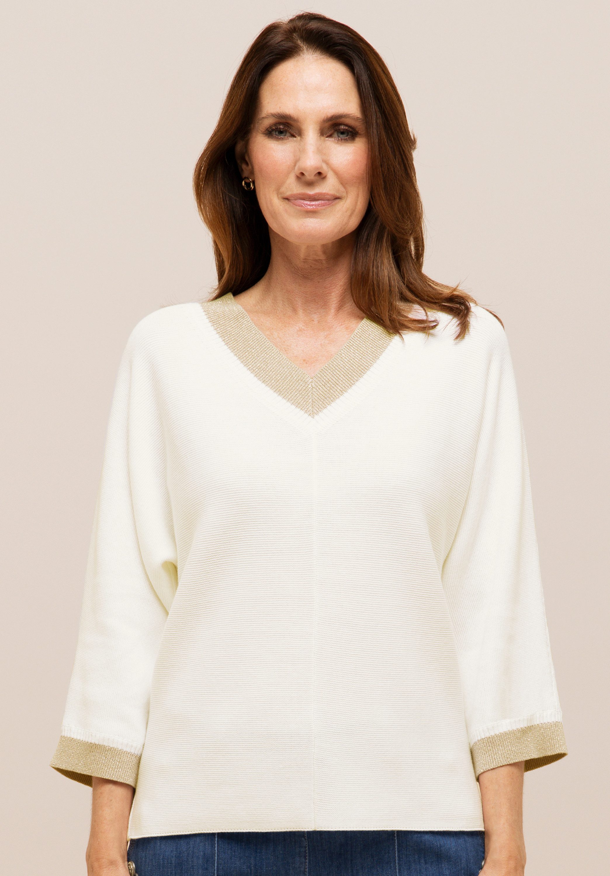 bianca Strickpullover DITA mit kontrastfarbenen V-Ausschnitt