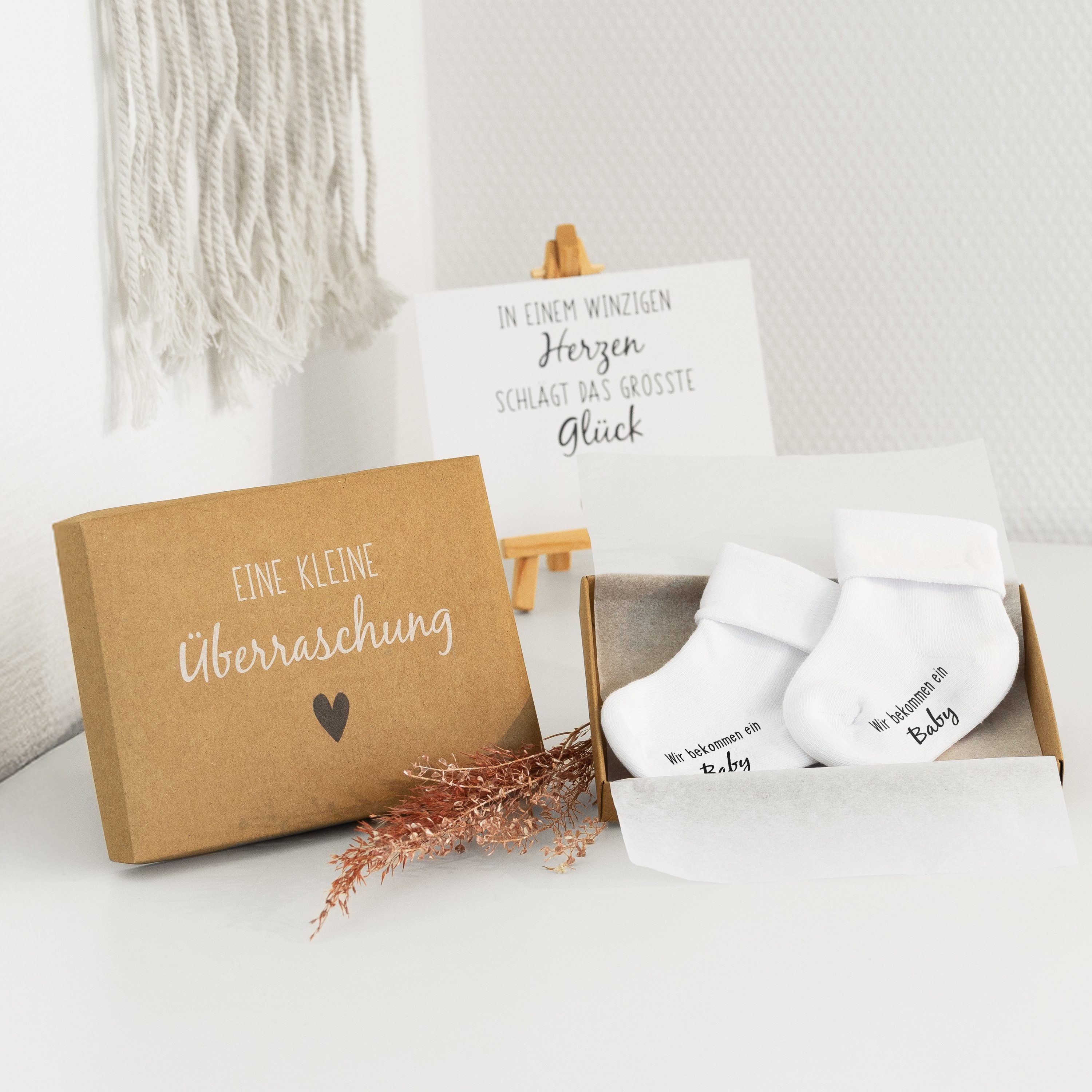 Amari Geschenkbox Babysocken Schwangerschaft verkünden für Eltern, Oma & Opa, mit Karte (Geschenkset, 1 Paar Socken, Karte & Umschlag in Geschenkbox), Du wirst  – Bild 4 von 5