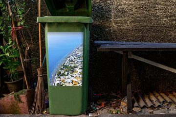 MuchoWow Wandsticker Luftaufnahme der Küste von Santorin Griechenland (1 St), Mülleimer-aufkleber, Mülltonne, Sticker, Container, Abfalbehälter