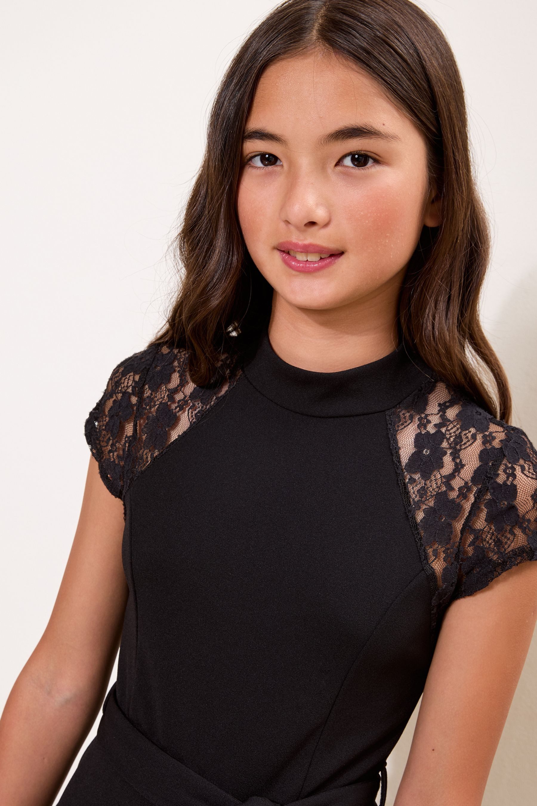 LIPSY Jumpsuit Lipsy Jumpsuit mit Flügelärmeln und Spitzendetail (2-tlg) – Bild 3 von 5
