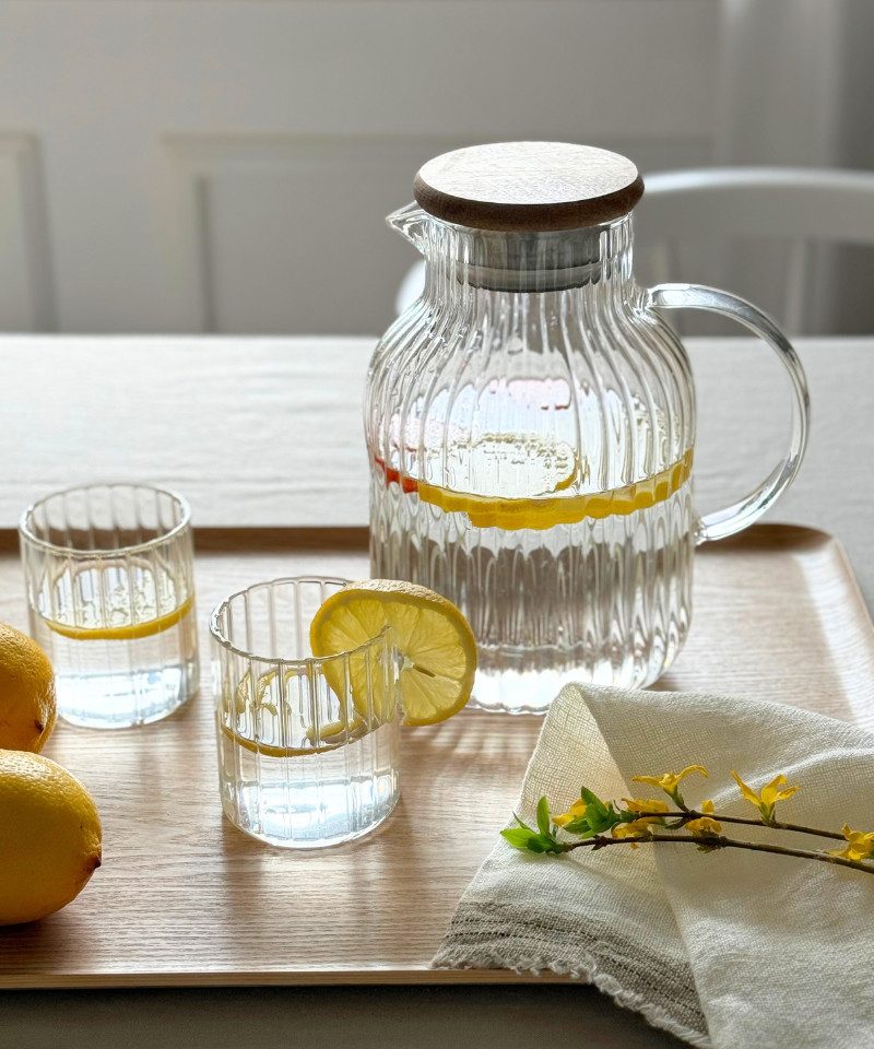 Zoha Wasserkaraffe Relief Glaskaraffe mit Akazienholz-Deckel - Sieb integriert, Borosilikatglas