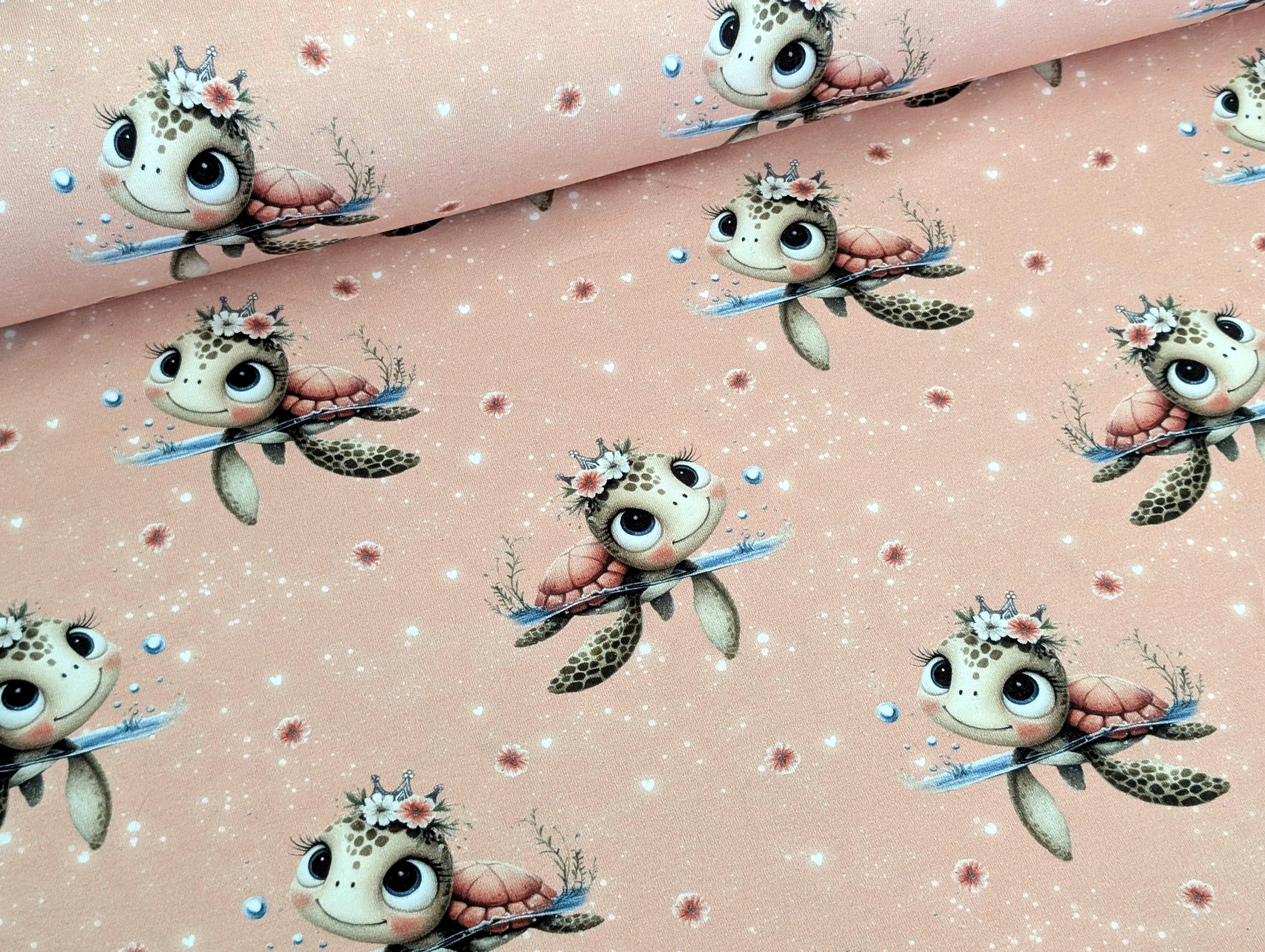 Corileo Stoff Eigenproduktion Baumwolljersey Schildkröten Mädchen auf Apricot