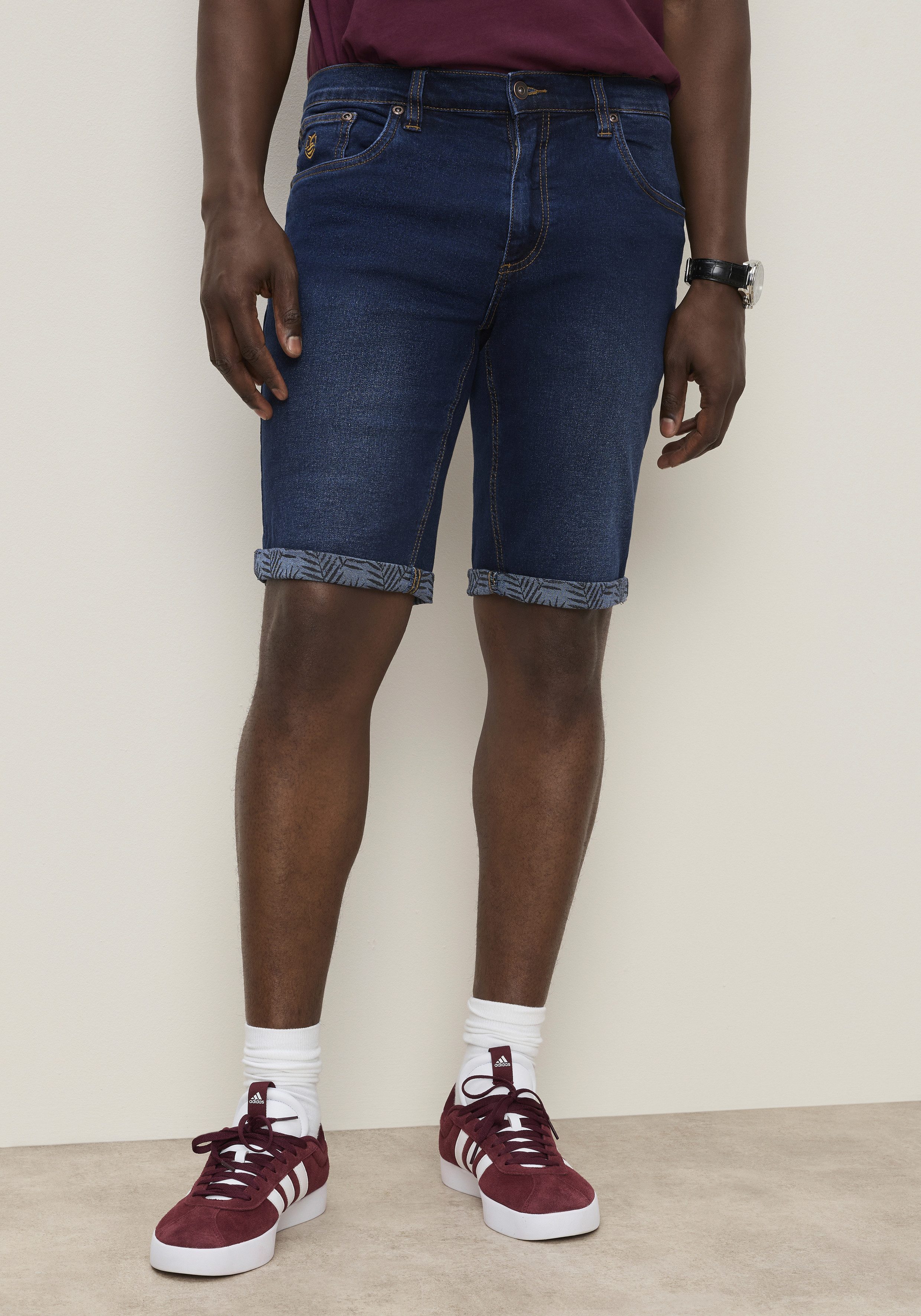 DELMAO Jeansshorts gerade geschnittene Beine, Regular-Fit, kniefreie Länge