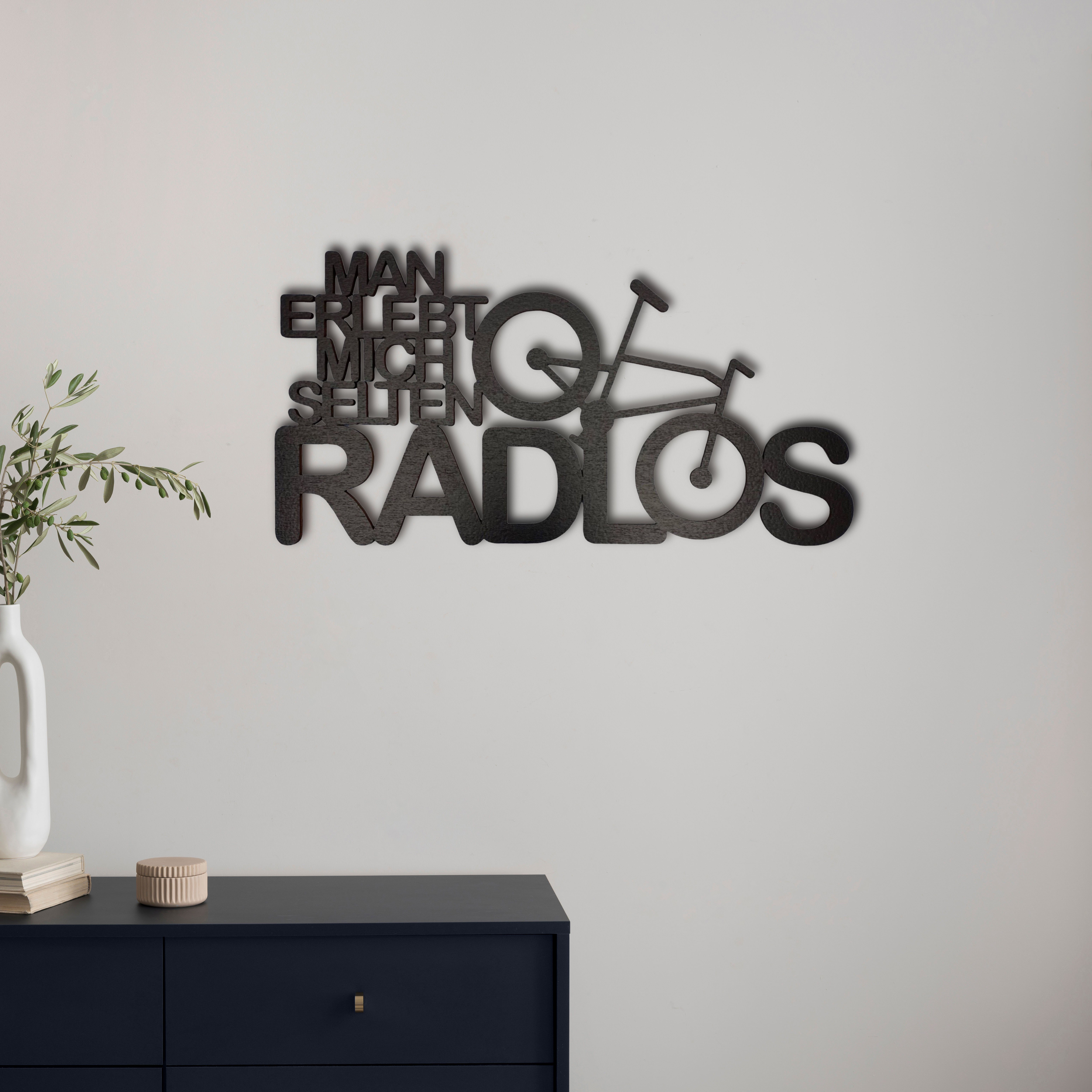 WoodFriends Wandbild Schriftzug aus Holz "man erlebt mich selten radlos" Holzschild, Holz schwarz lackiert