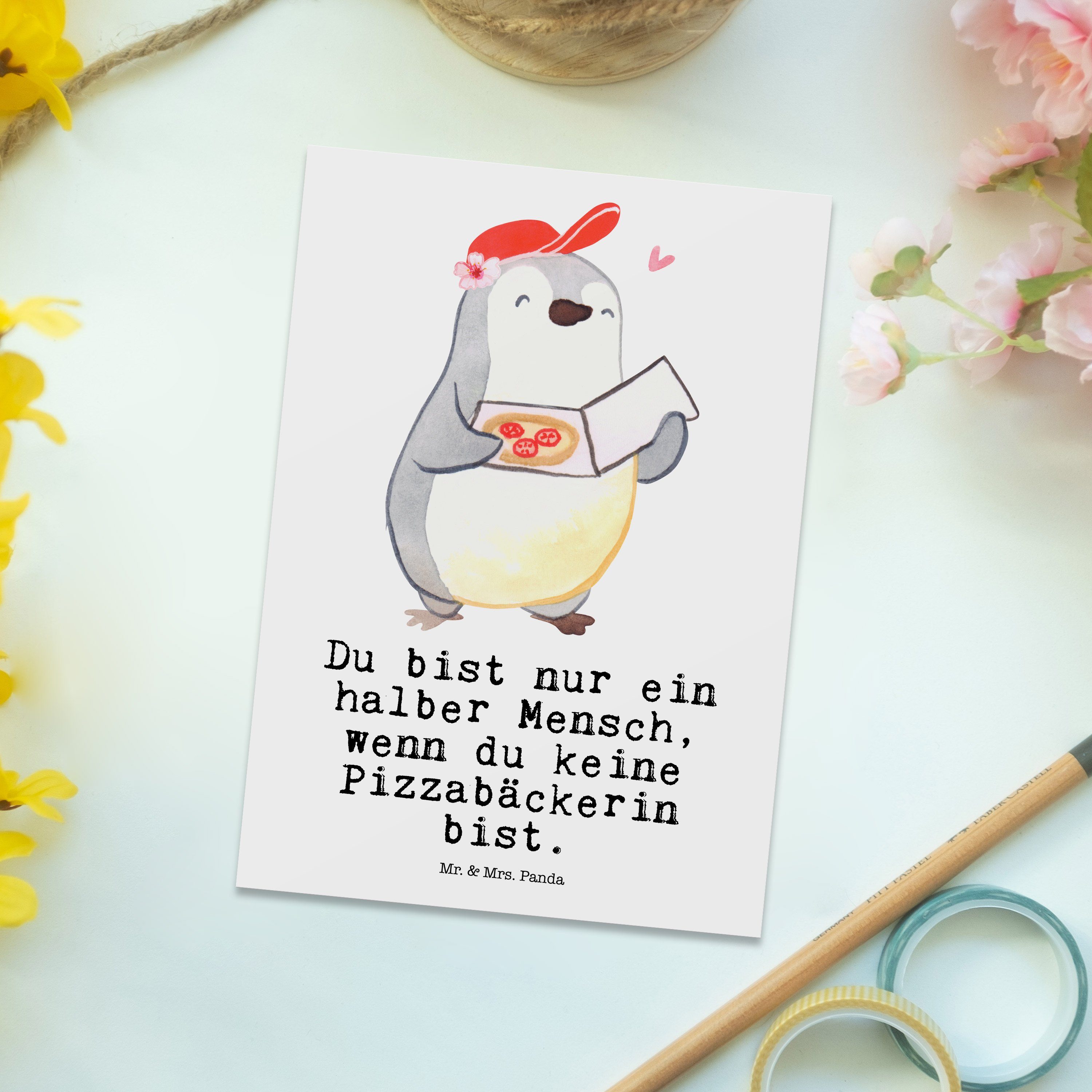 Mr. Geschenk, mit & Herz Weiß - Panda Lieferdien Postkarte Mrs. - Einladungskarte, Pizzabäckerin
