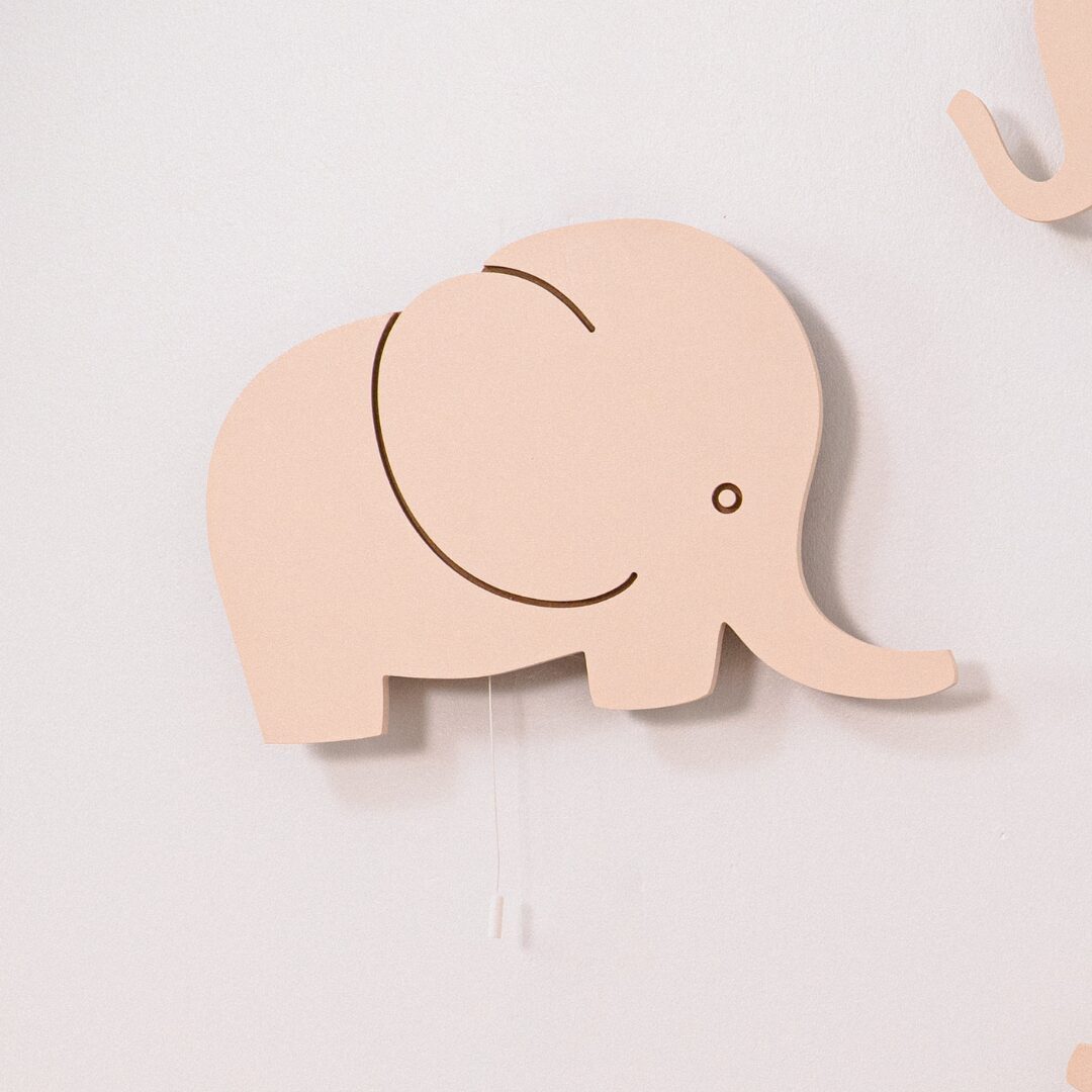 COZYCOLLECTIONS LED Wandleuchte Handbemaltes LED-Wandnachtlicht „Mittelgroßer Elefant in Holzoptik, LED, Warmweiß, Handbemalt, inkl. mittelgroßem Elefant (ohne groß/baby)