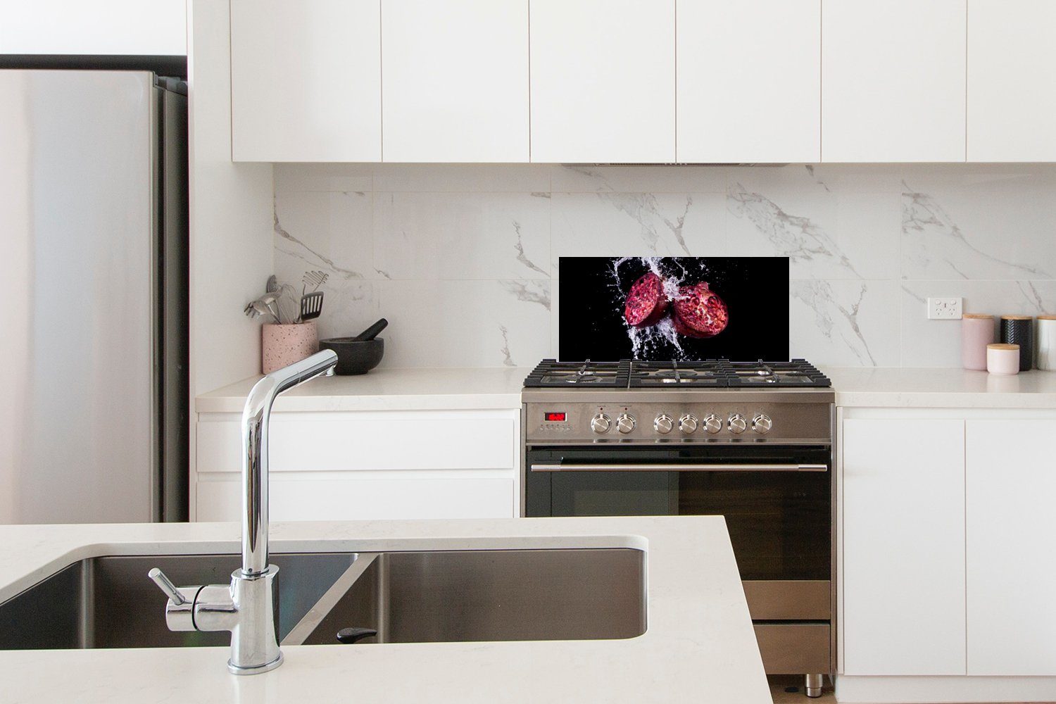 MuchoWow Küchenrückwand Granatapfel - Frucht - Schmutzflecken Wasser Küchen für (1-tlg), gegen Violett, - Schwarz und - Fett 60x30 Wandschutz, cm