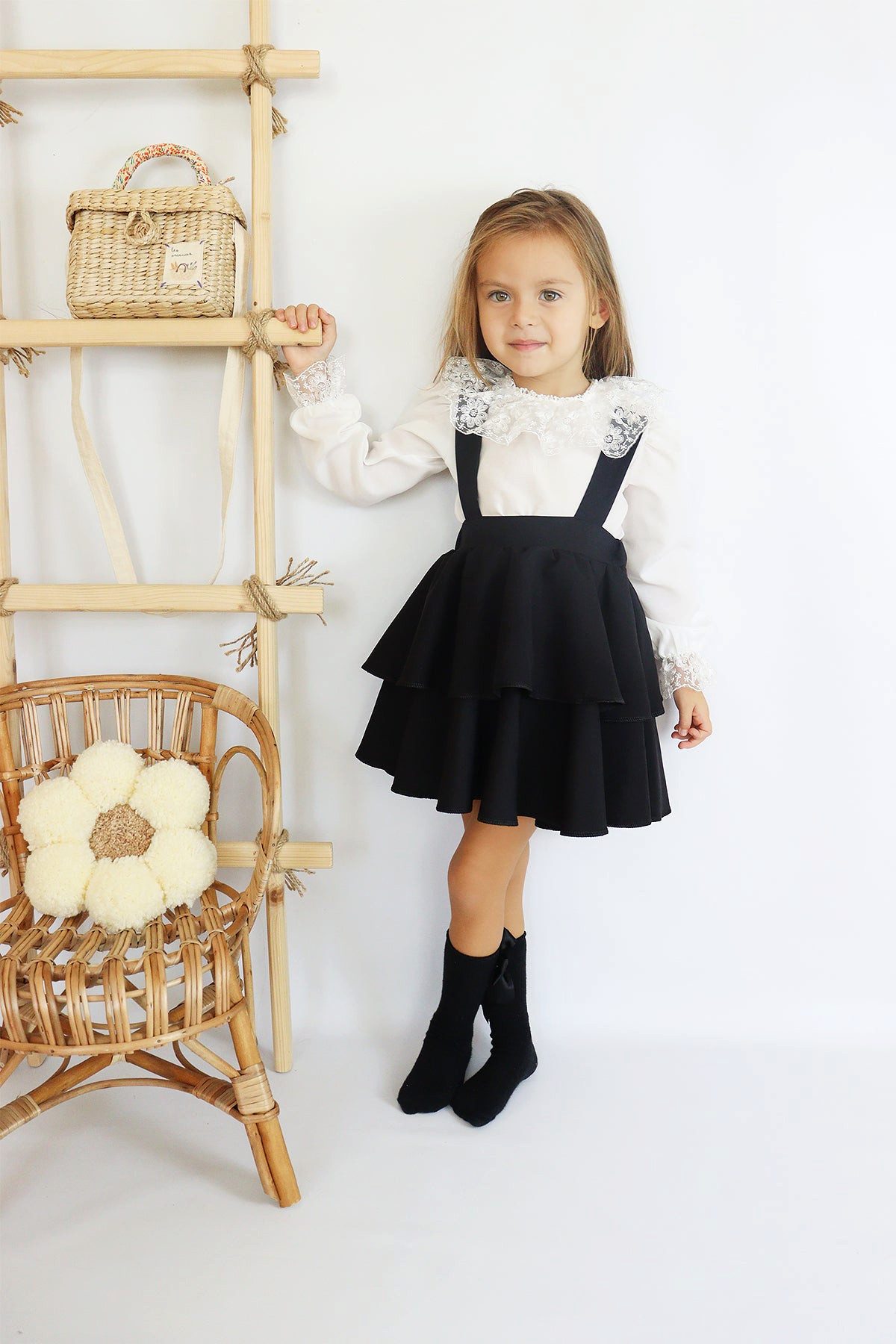 Shirt & Rock Schwarzes Kleid mit Trägern dazu weiße langarm Bluse mit Spitzendetail