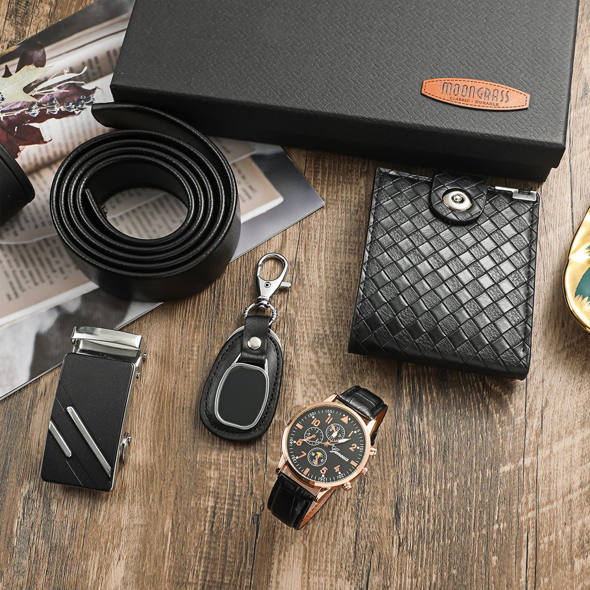 ibettertec Geschenkbox 4PCS Männer Gürtel Quarzuhr Geldbörse Schlüsselanhänger (Herren Geschenkbox Sets,für Ihren Vater,Männer, Sohn, Freund und Kollegen, Geschenke für papa, Geschenk Vatertag, Weihnachtsgeschenk), mit Ledergürtel Wallet Watch Schlüsselanhänger