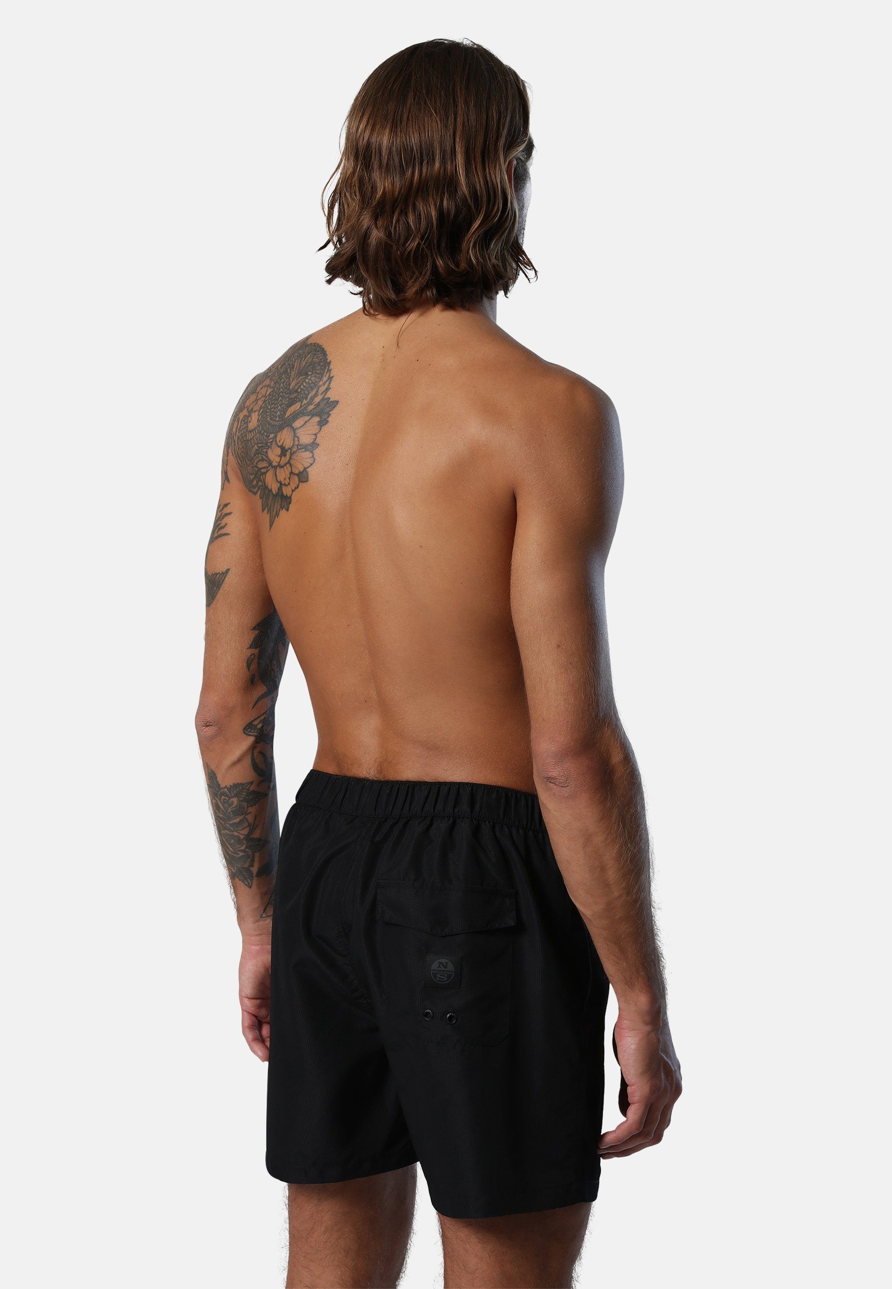 sportivem Sails mit Badeshorts BLACK Schnitt Badeshorts Design MILKY mit North tailliertem