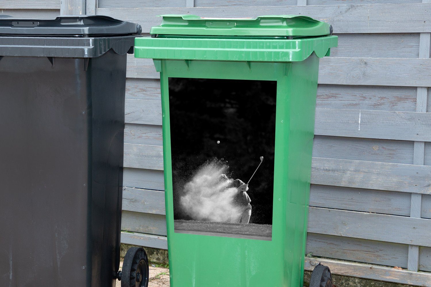 MuchoWow Wandsticker Ein männlicher Sticker, dem auf Grün aus Container, Golfball (1 Mülltonne, schlägt Bunker das Abfalbehälter Golfer Mülleimer-aufkleber, den St)