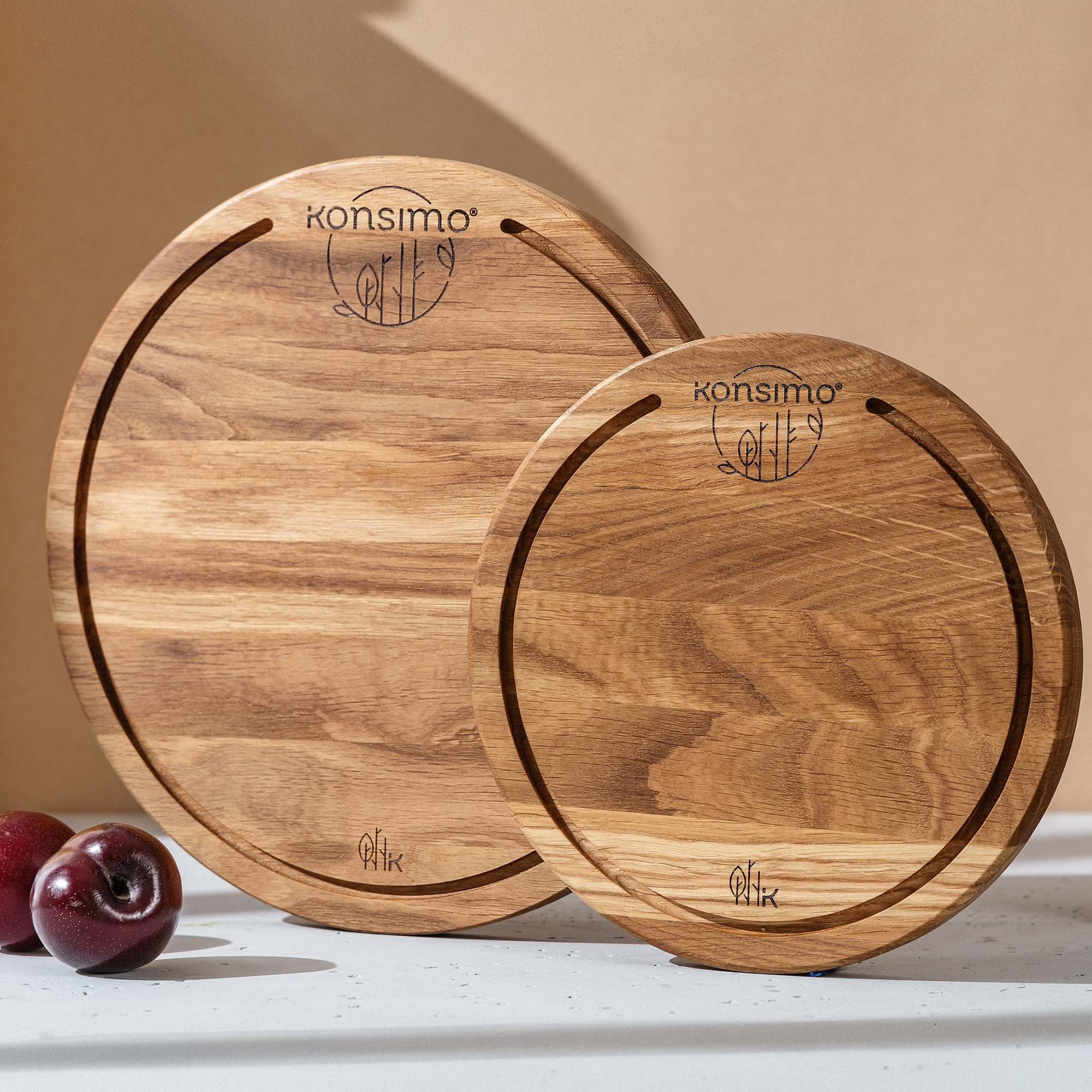 KONSIMO® Schneidebrett LESTE Runde Designschneiderbrett-Set, Massivholz, Servierbrett, Eichenholz, (2 Stück, Maße: ø25cm, h. 2cm & ø32cm, h. 2cm, 2-St), hergestellt in der EU, 2-er Set, mit Saftrillen, Handarbeit