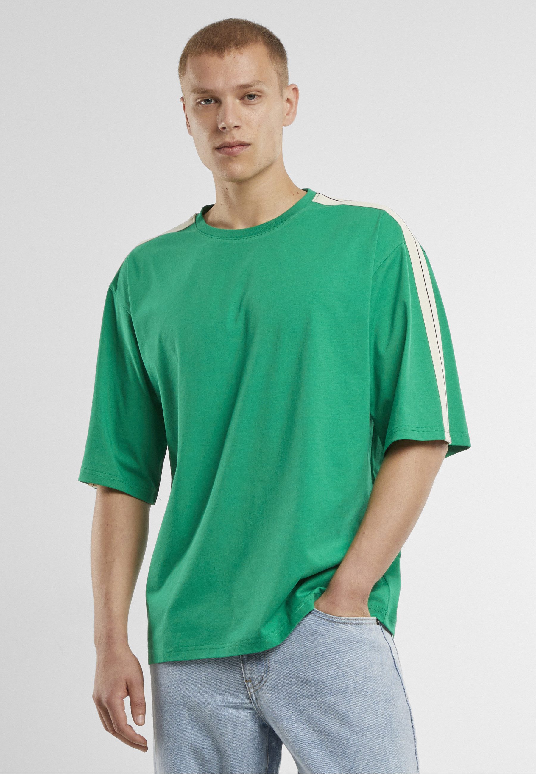 URBAN CLASSICS Sweatshorts Urban Classics Tennis Core Tee (1-tlg)