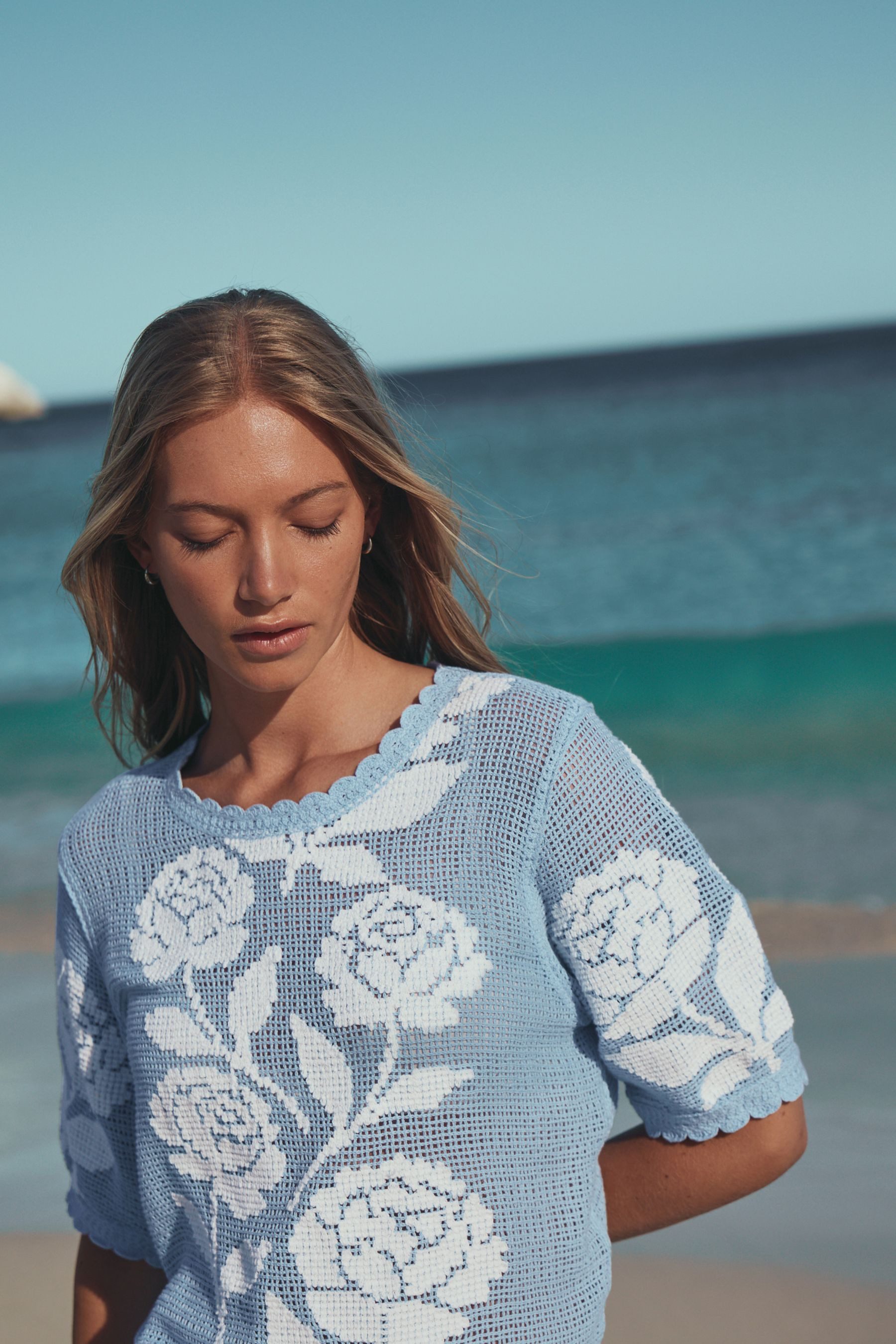 Next Kurzarmpullover Kurzärmeliges T-Shirt mit Häkelblumen (1-tlg)