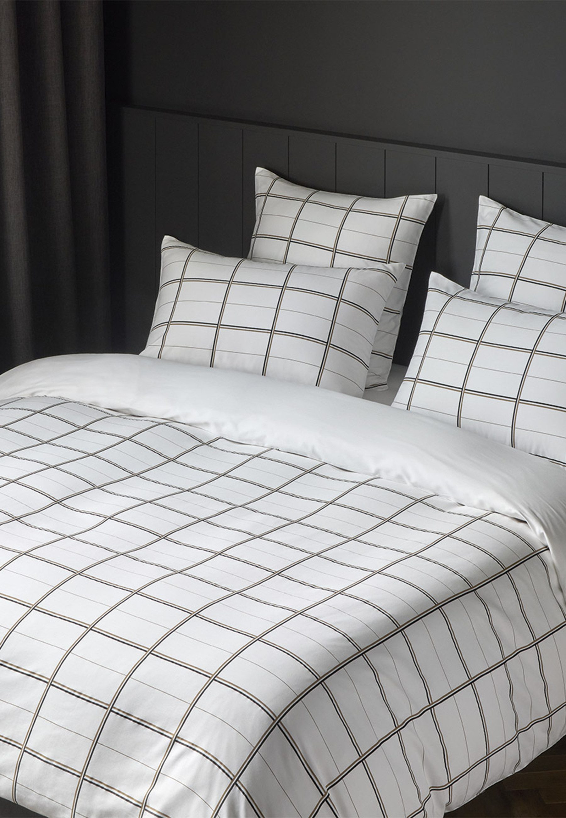 BOSS Home Bettwäsche BOSSCHECK, Satin, 2 teilig, mit Label-Applikationen