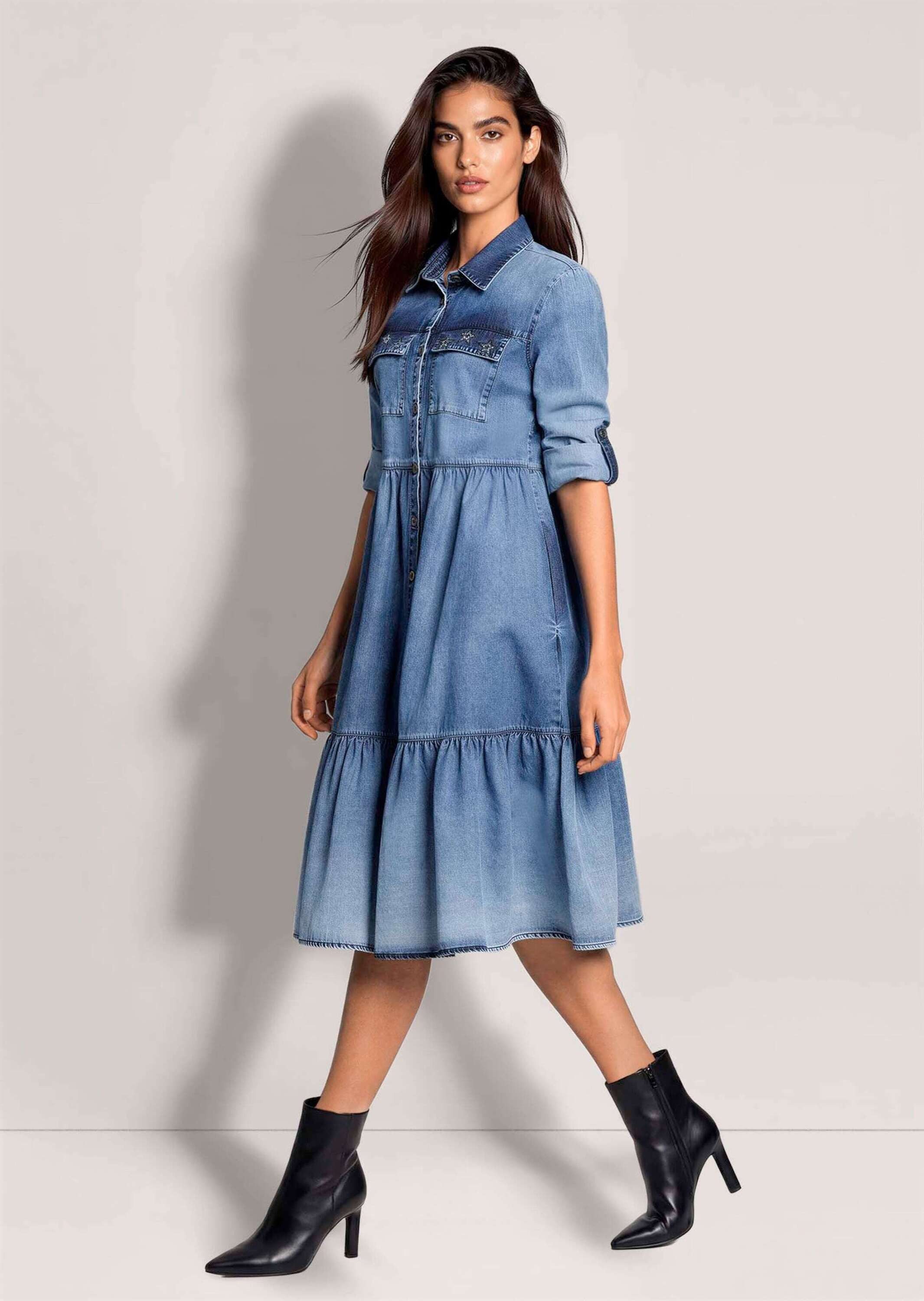 MADELEINE Midikleid Jeanskleid mit Stufenrock Hemdblusenkragen, Brusttaschen mit Ziersteinen & Krempelärmel