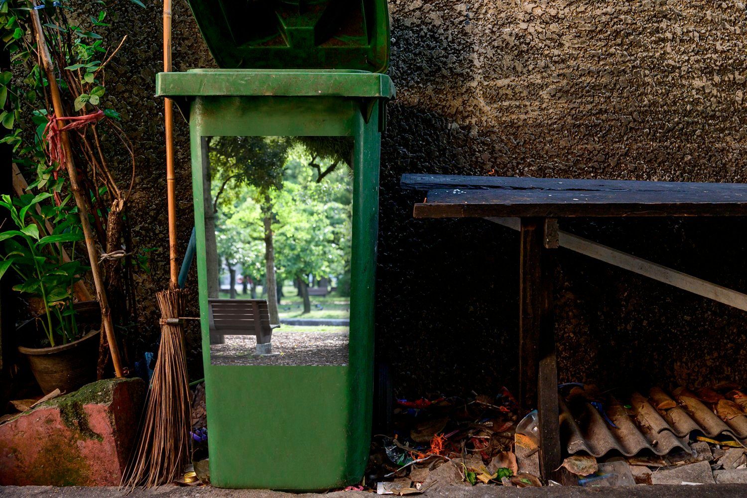 Bank Bäumen grünen Wandsticker Sticker, St), mit Hiroshima Container, im Friedenspark Mülltonne, von Mülleimer-aufkleber, (1 Abfalbehälter MuchoWow