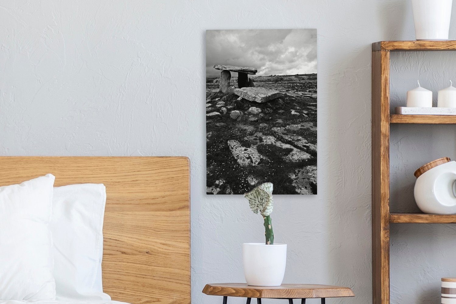 OneMillionCanvasses® Leinwandbild Ein in einer (1 versteckter - bespannt schwarz-weiß, Gemälde, Leinwandbild Landschaft Zackenaufhänger, St), cm fertig inkl. 20x30 Dolmen