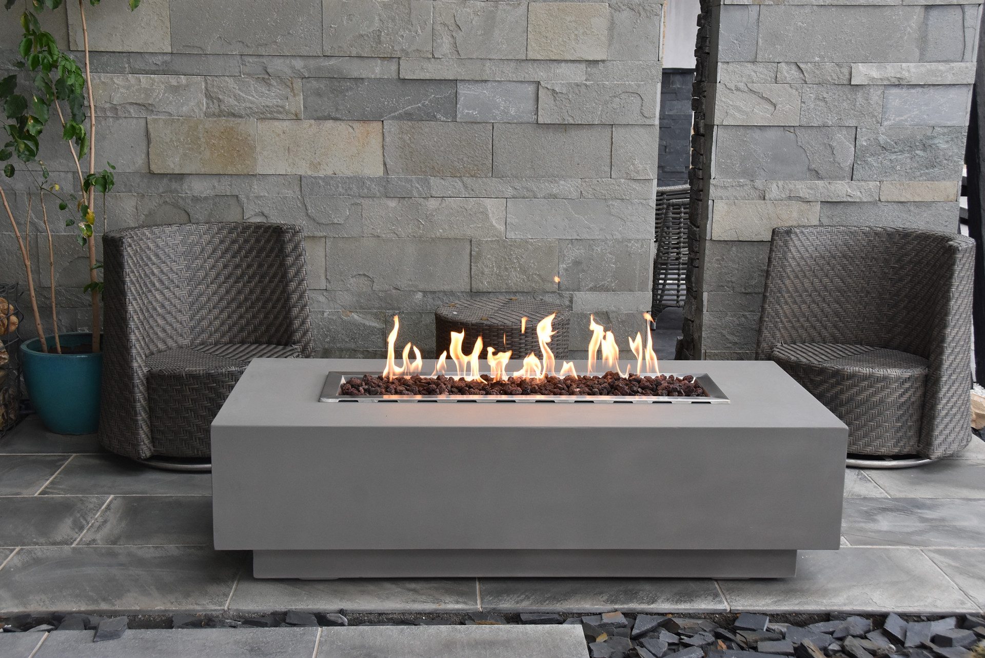 ELEMENTI Feuertisch Granville Feuerstelle aus Beton - Komplett-Set mit Zubehör, (SET, 1-St., inkl. mehreren Komponenten), Beton,(152x70x43cm)