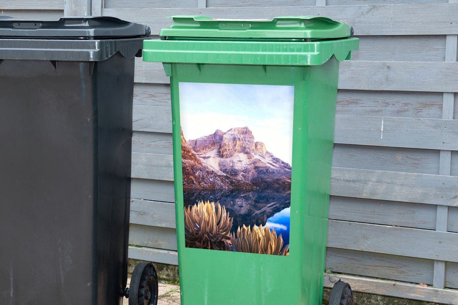 MuchoWow Wandsticker Spiegelung eines Berges Abfalbehälter in St), Container, Sticker, Kolumbien Mülleimer-aufkleber, (1 Mülltonne